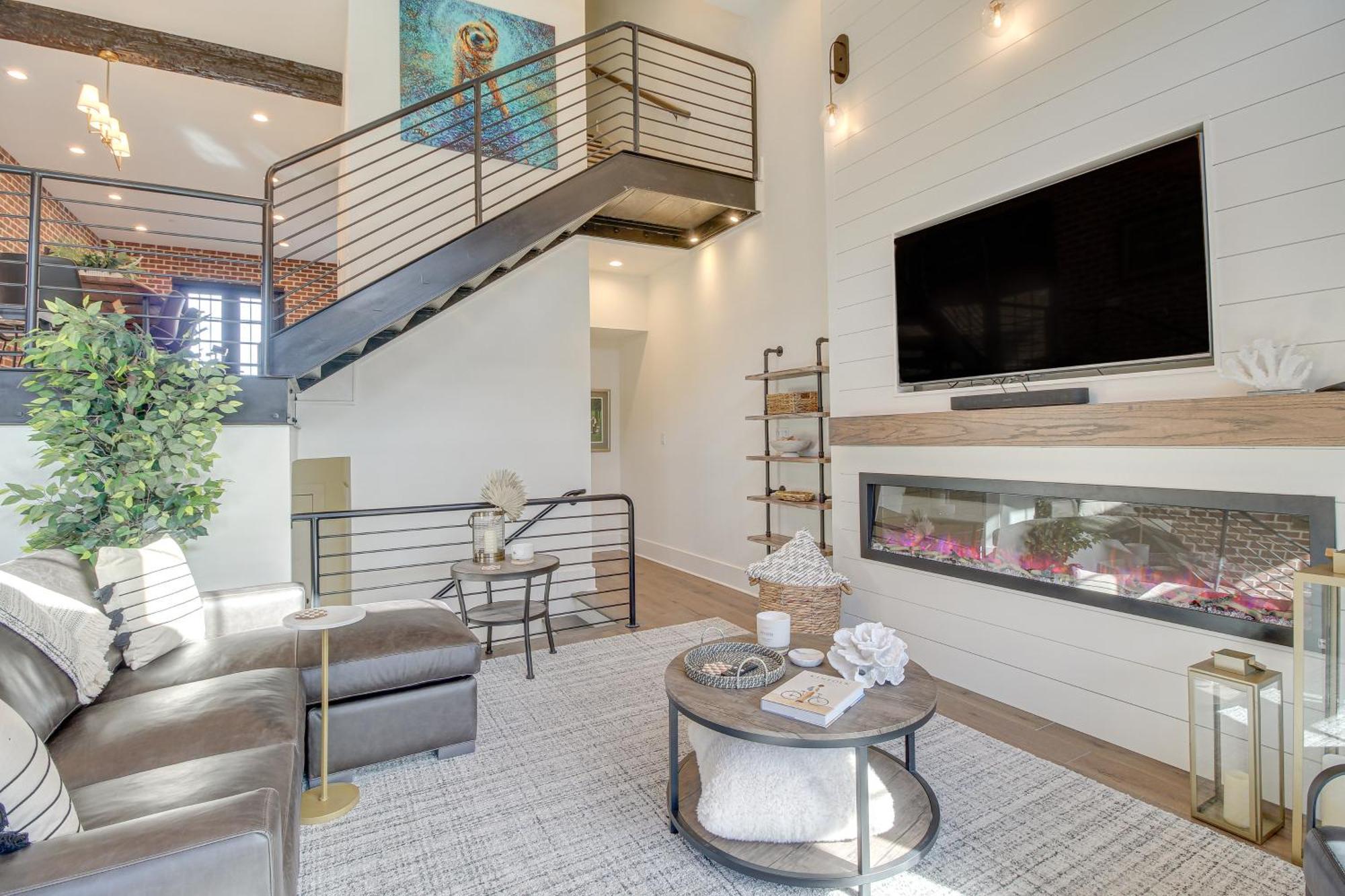 Holiday home Luxe Townhome 1 Mi To Historic District Savannah