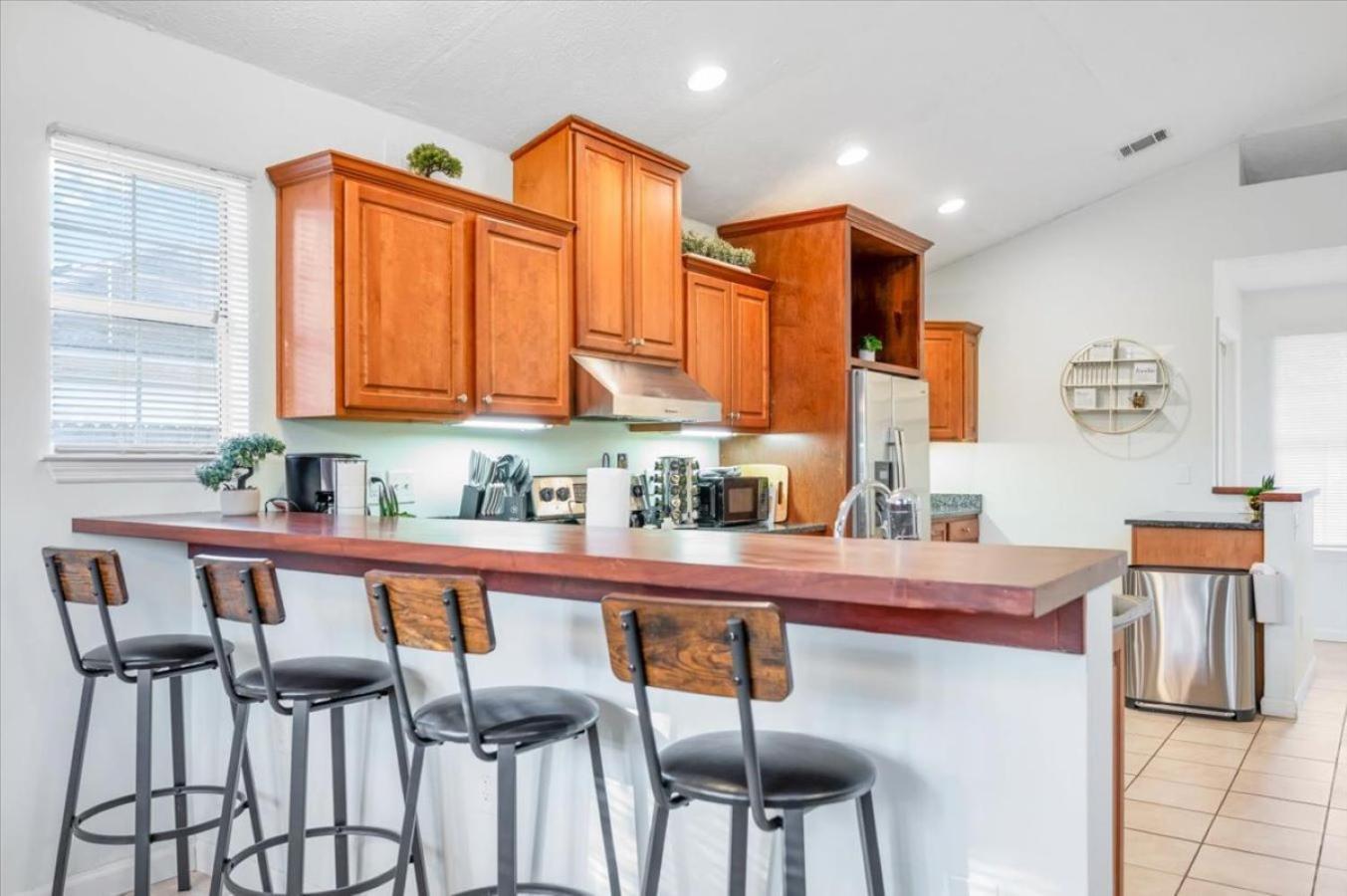 Holiday home Private Backyard - Gaming Arcade - Free Parking - Family
