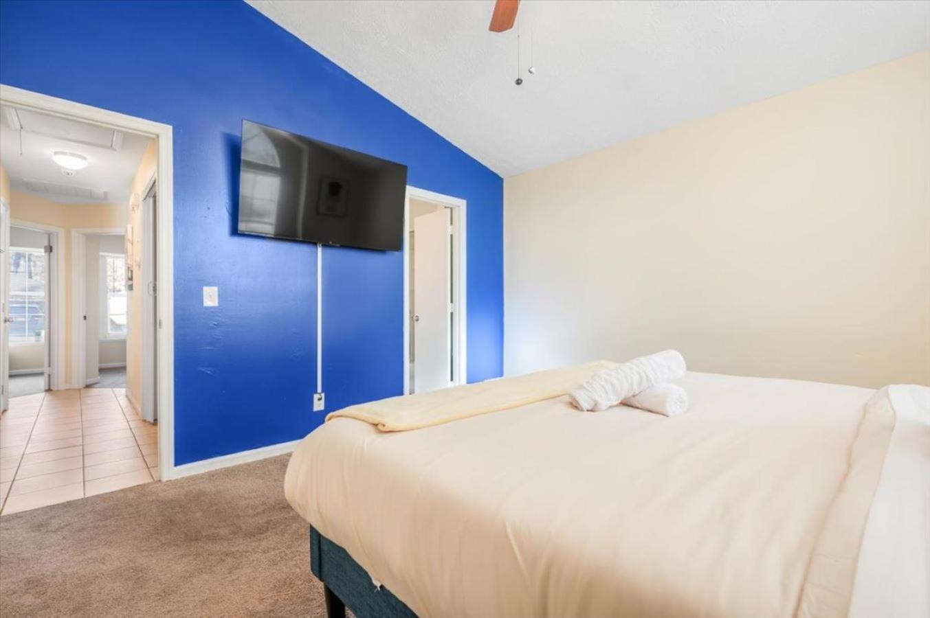 Holiday home Private Backyard - Gaming Arcade - Free Parking - Family *