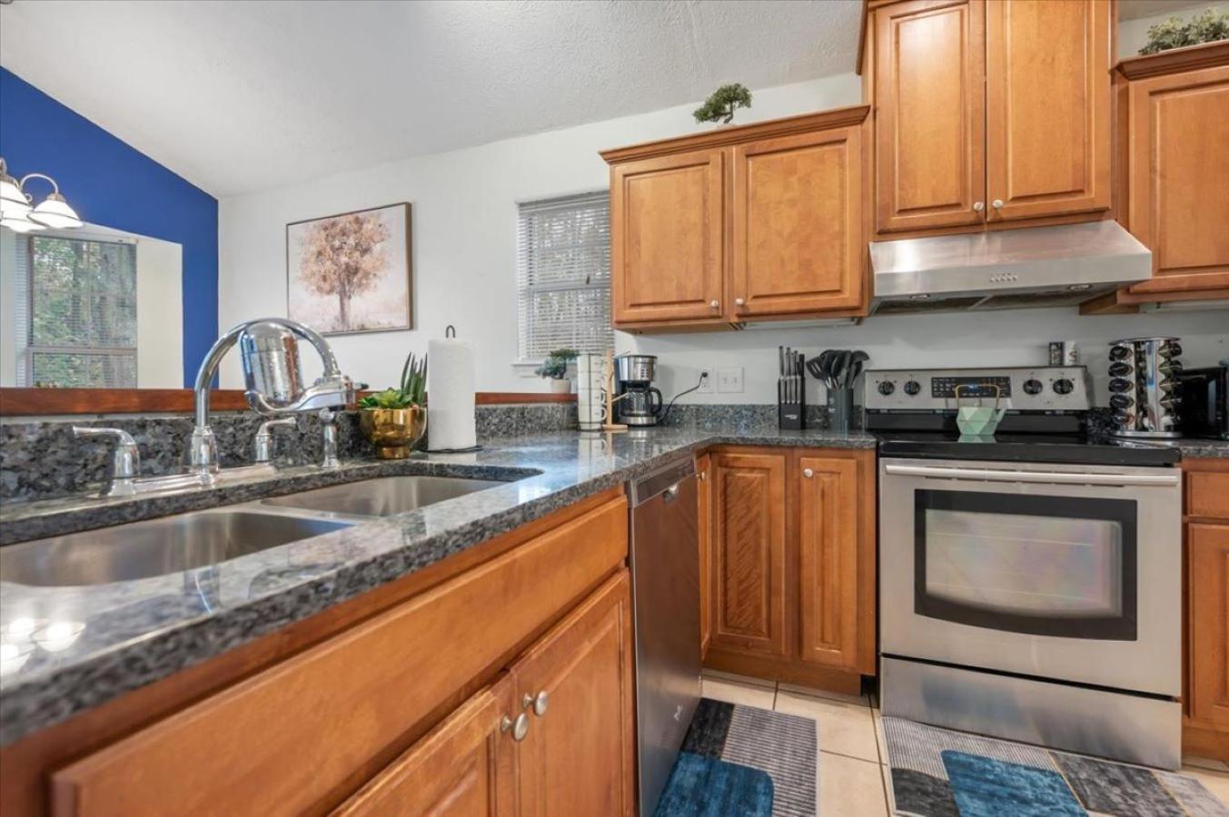 Private Backyard - Gaming Arcade - Free Parking - Family Savannah