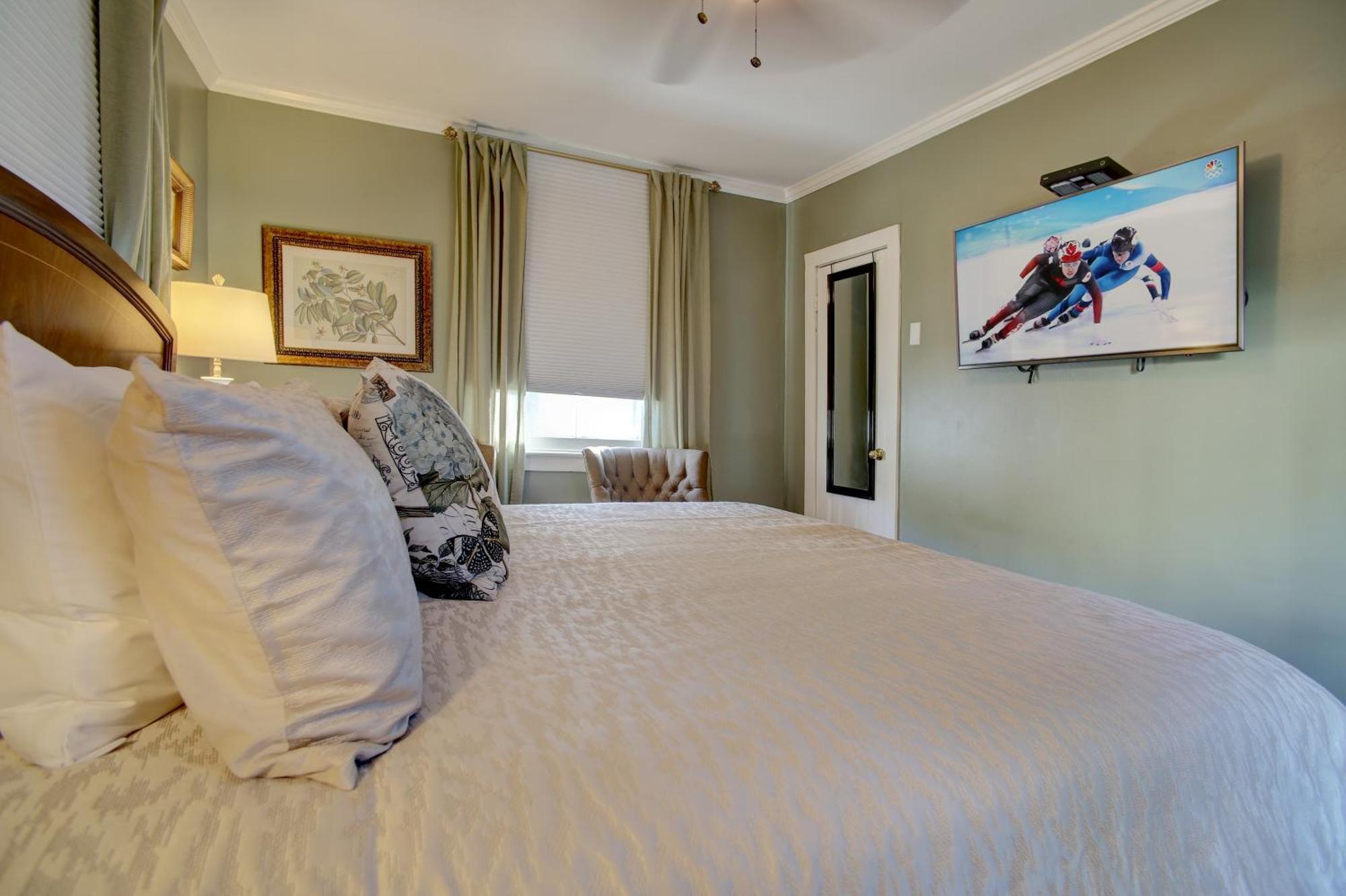 Azalea And Bed & Breakfast