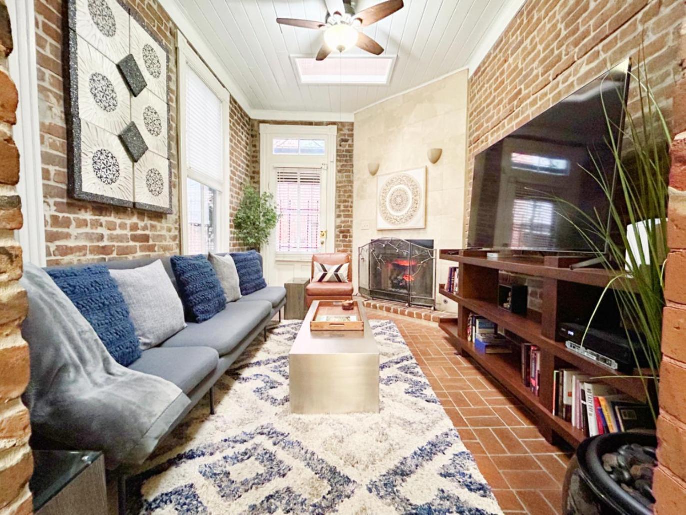 The Lyons House - Luxe Historical - Parking Included Holiday home