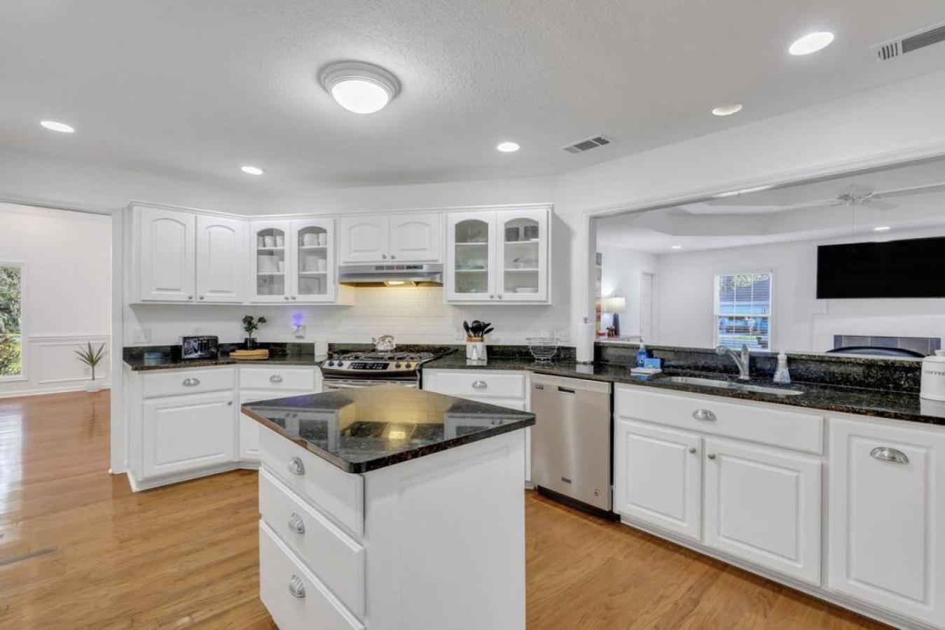 Holiday home 5br Pool, Jacuzzi, Firepit, Sports, Games *
