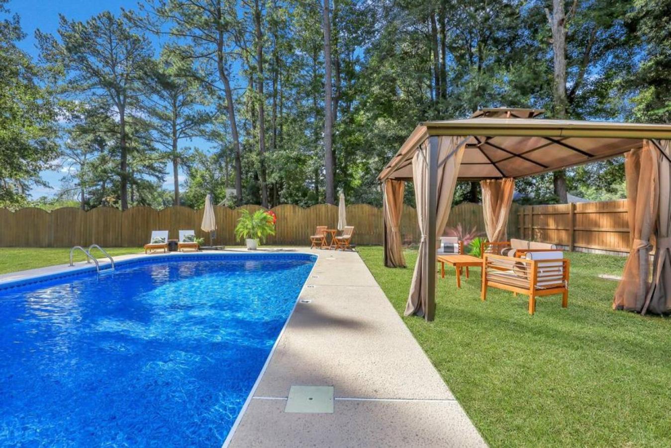 Holiday home 5br Pool, Jacuzzi, Firepit, Sports, Games