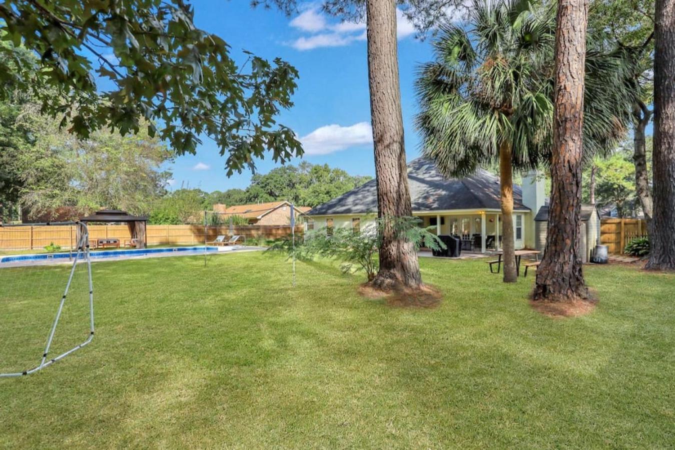5br Pool, Jacuzzi, Firepit, Sports, Games Holiday home