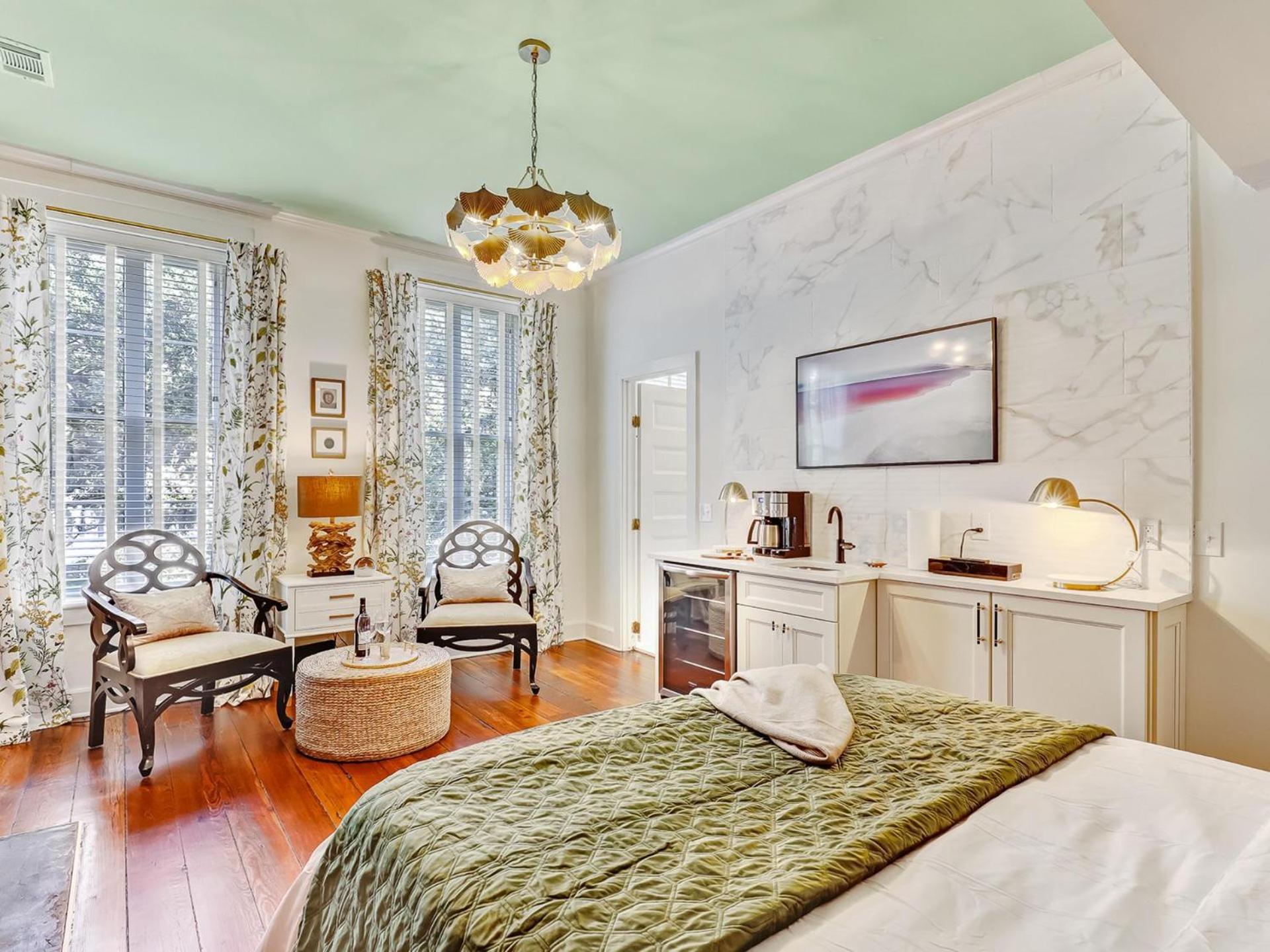Gordon Holly Apartment