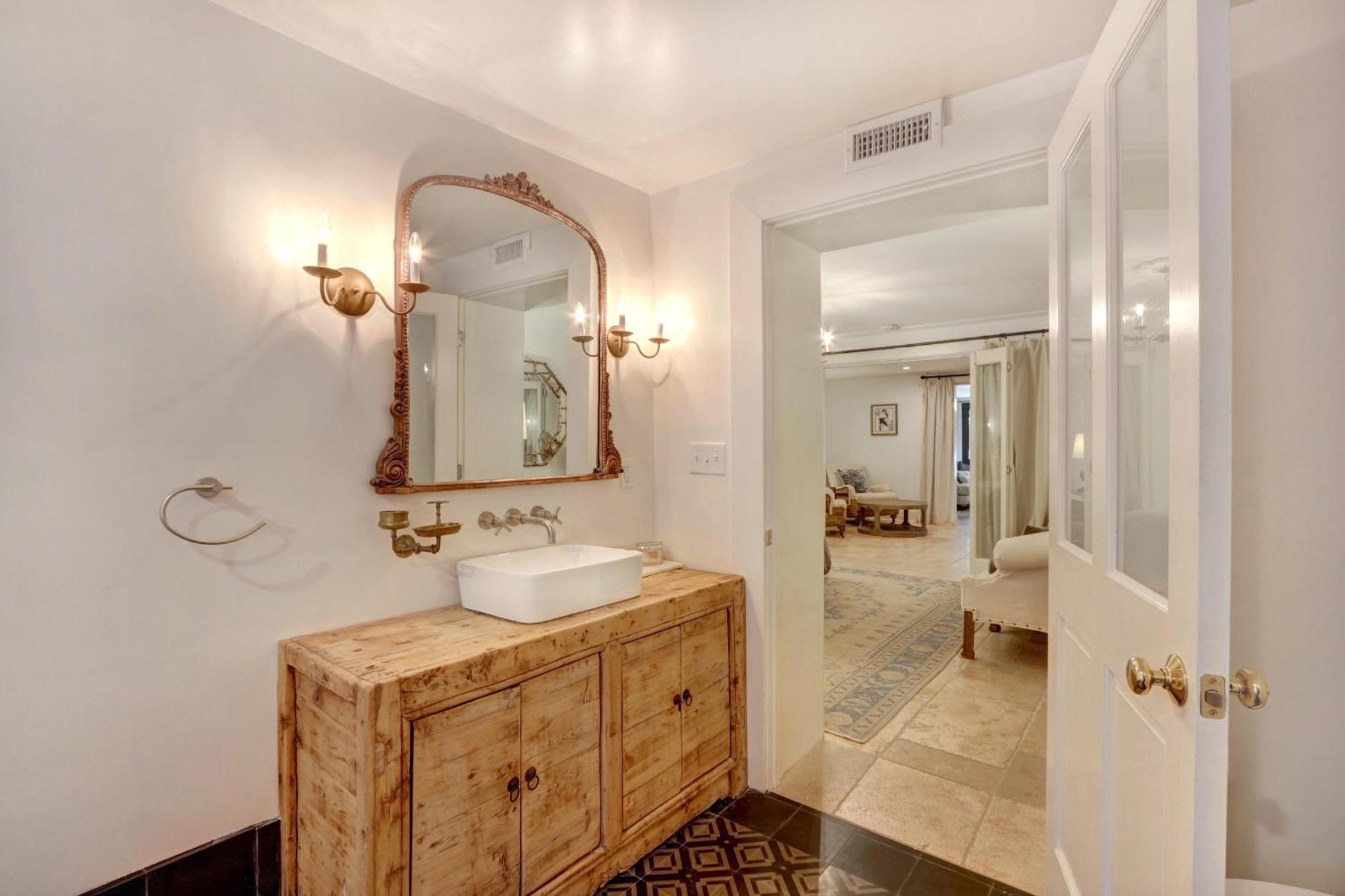 Elsewhere On Madison Square Garden Apartment Savannah