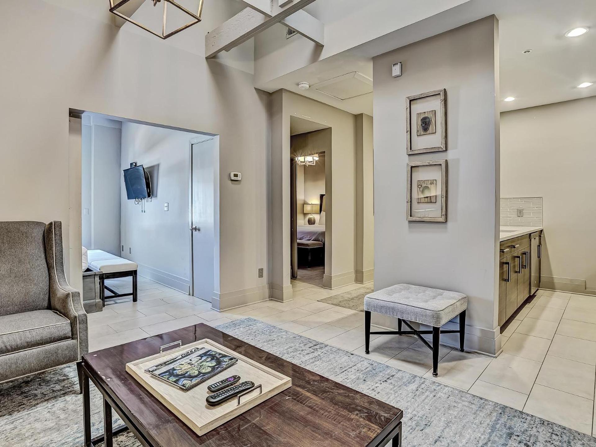 Parker's Collection - 8 Bedroom Apartment Savannah