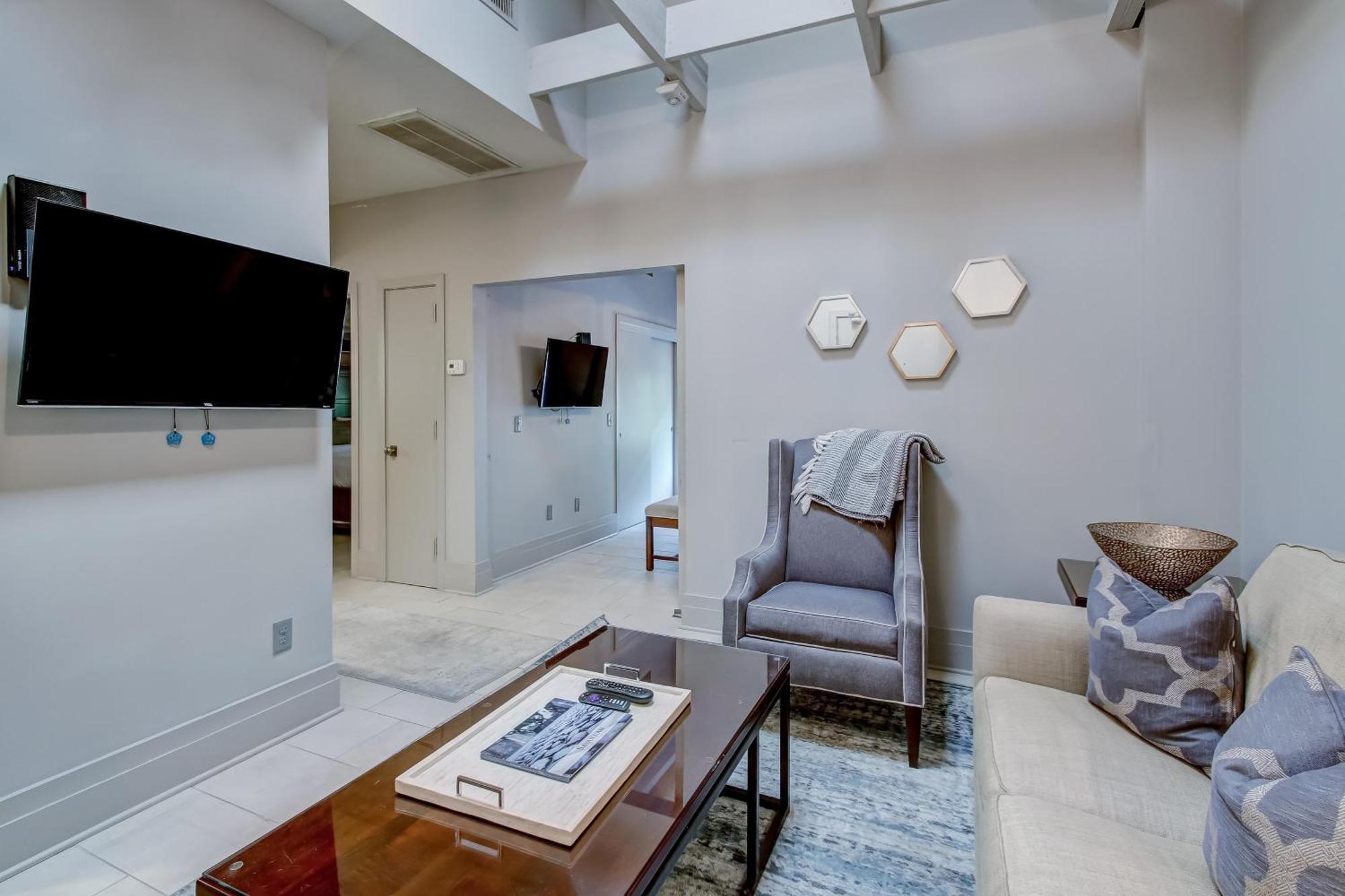 Parker's Collection - 8 Bedroom Apartment Savannah