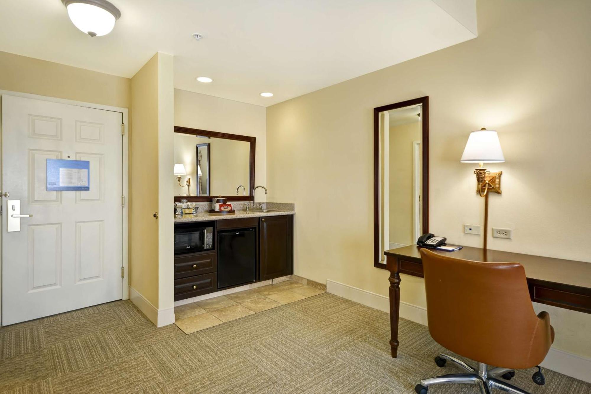 Hotel Hampton & Historic District 3*