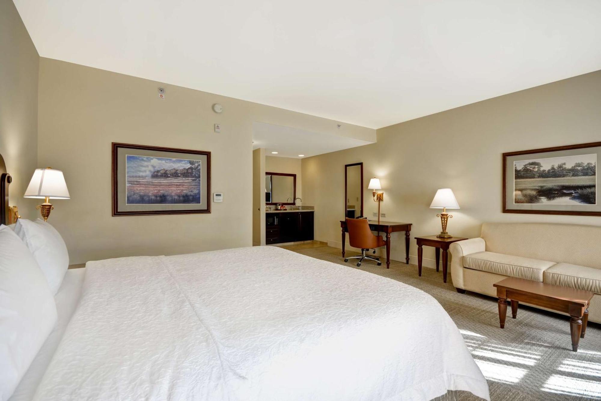Hotel Hampton & Historic District 3*