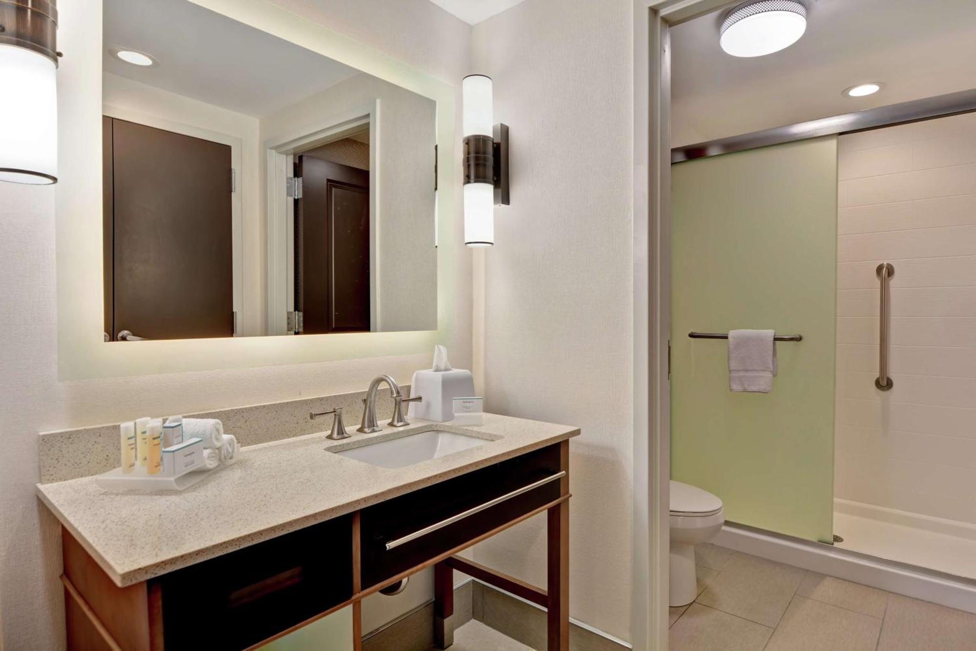 Hotel Homewood By Hilton Airport