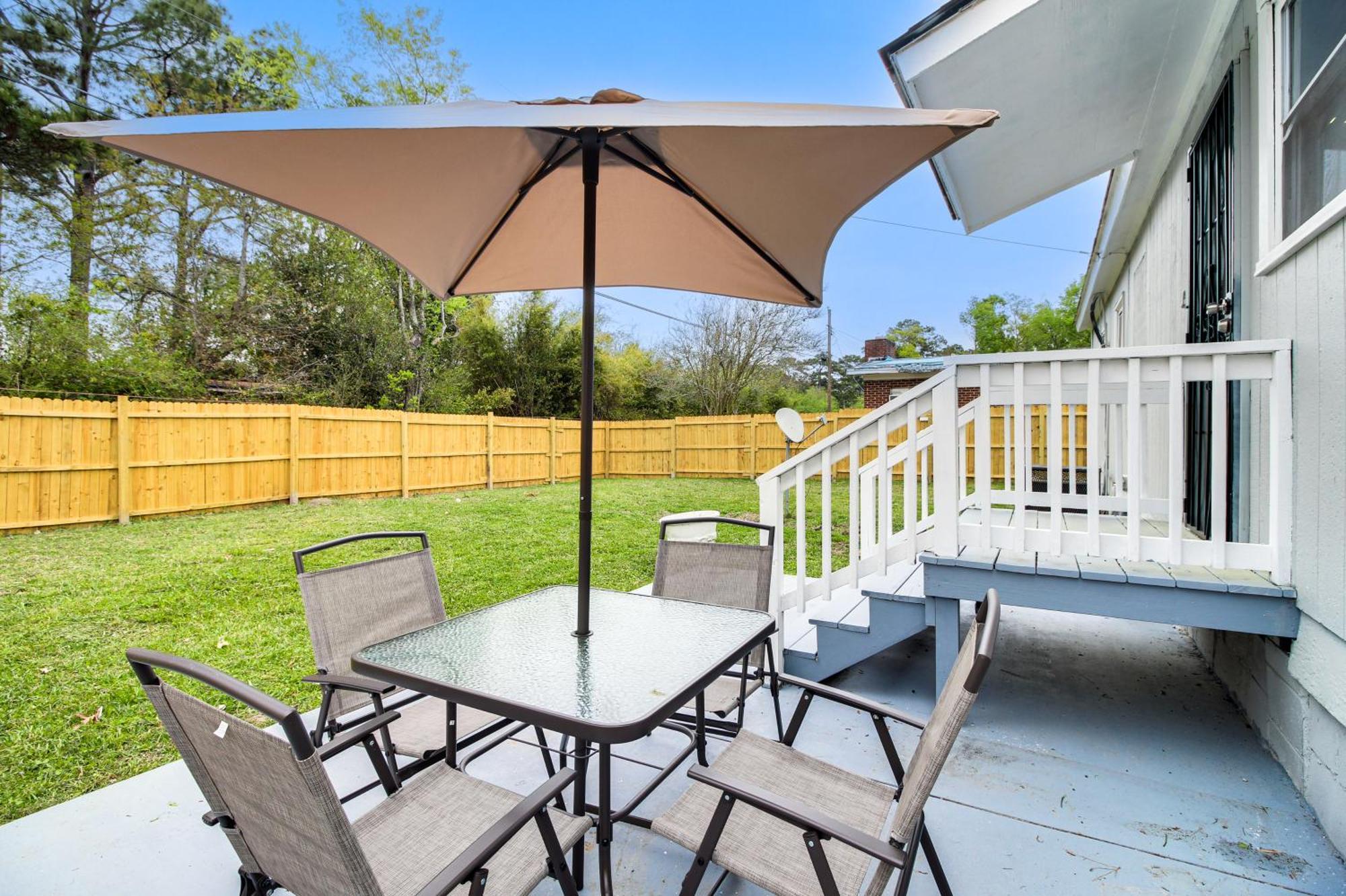 Inviting With Yard 3 Mi To Downtown! Holiday home Savannah
