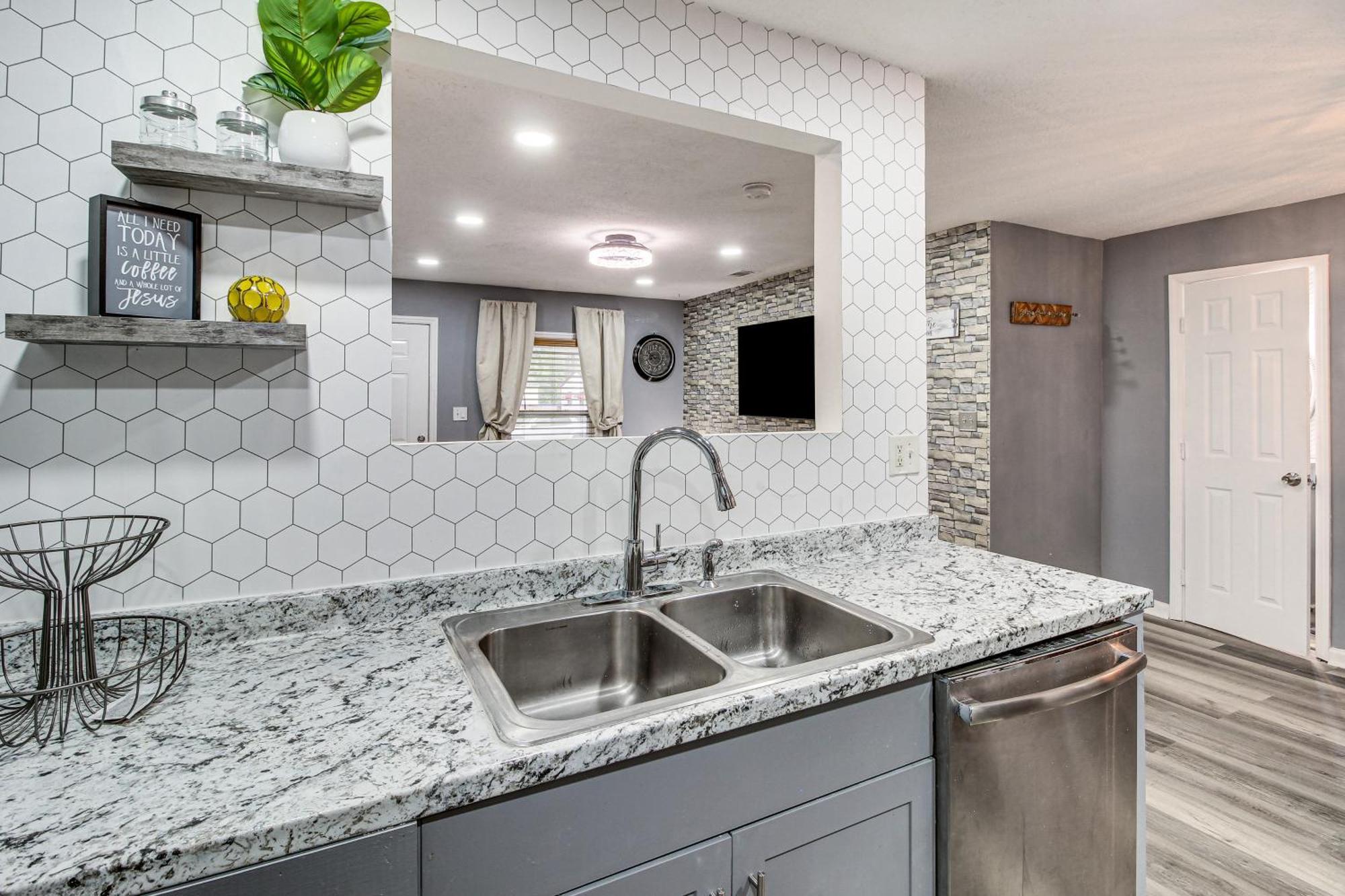 Inviting With Yard 3 Mi To Downtown! Holiday home