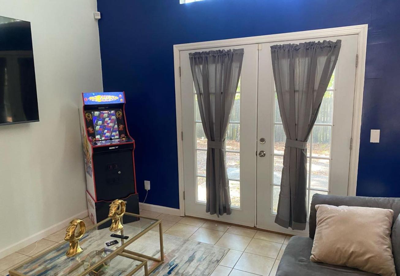 Private Backyard - Gaming Arcade - Free Parking - Family