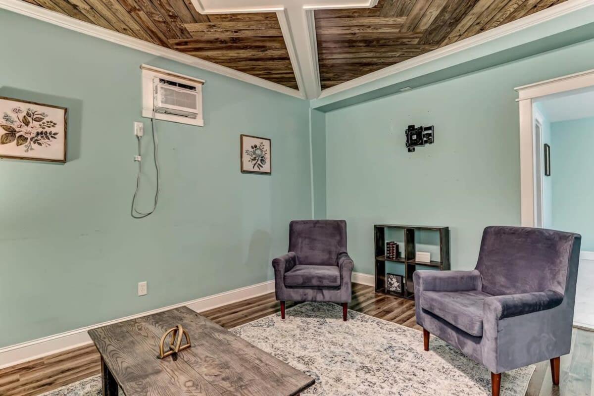 Sweet Sunny Retreat- Both Holiday home Savannah