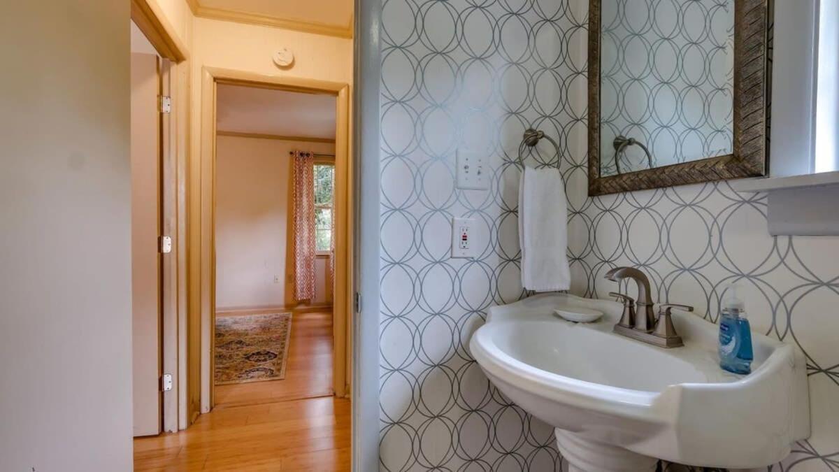 Humbly Happy On Hope Isle-island Feel-large Yard-private Holiday home Savannah
