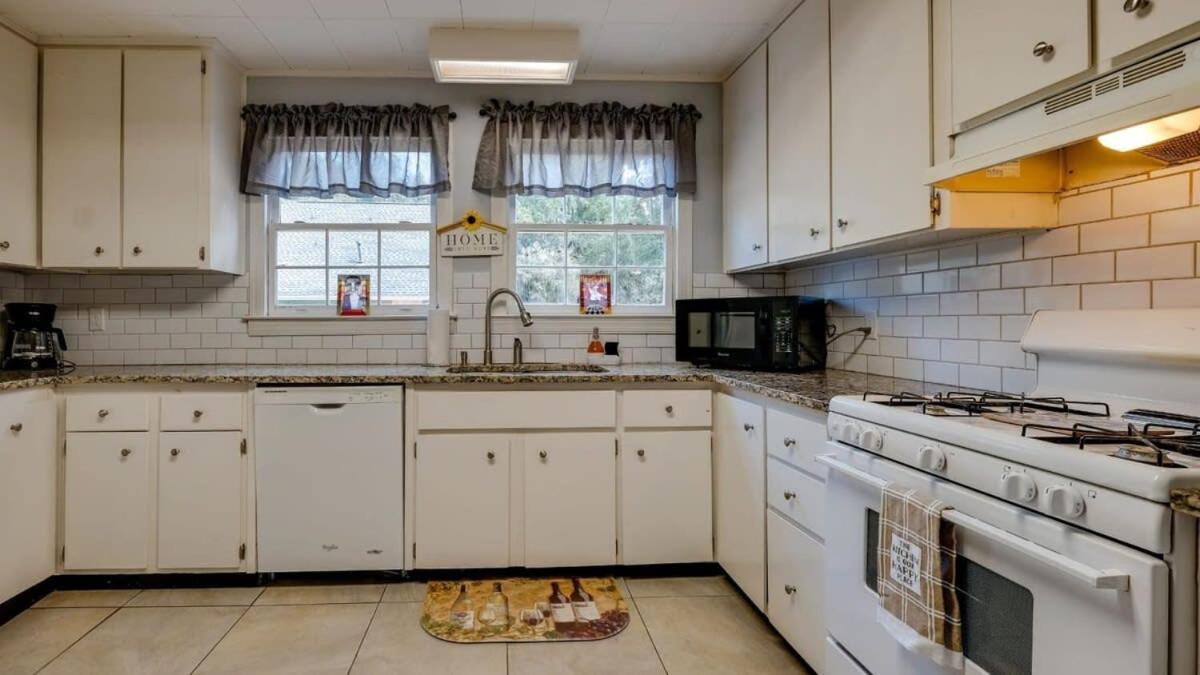 Humbly Happy On Hope Isle-island Feel-large Yard-private Holiday home