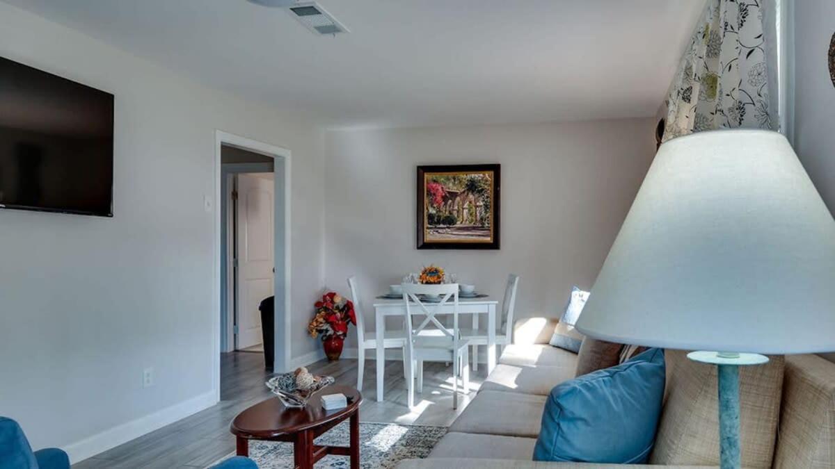 Garden Delight-less Than 5 Miles From Downtown! Holiday home *