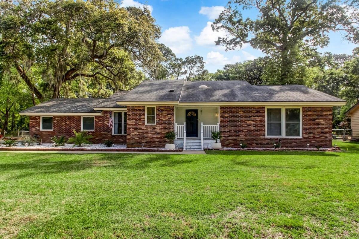 Holiday home 15 Mins To Tybee&downtown Fenced Yard & Firepit *