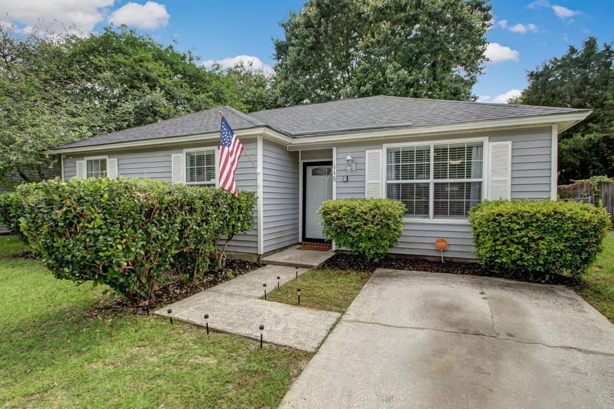 Holiday home Covered Patio & Fenced Yard Lovely In Laurelwood *
