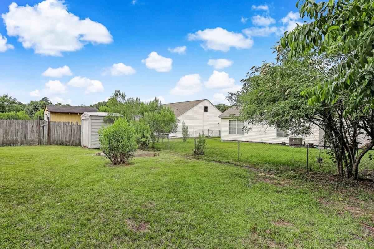 Fenced Yard Lovely At Laurelwood *