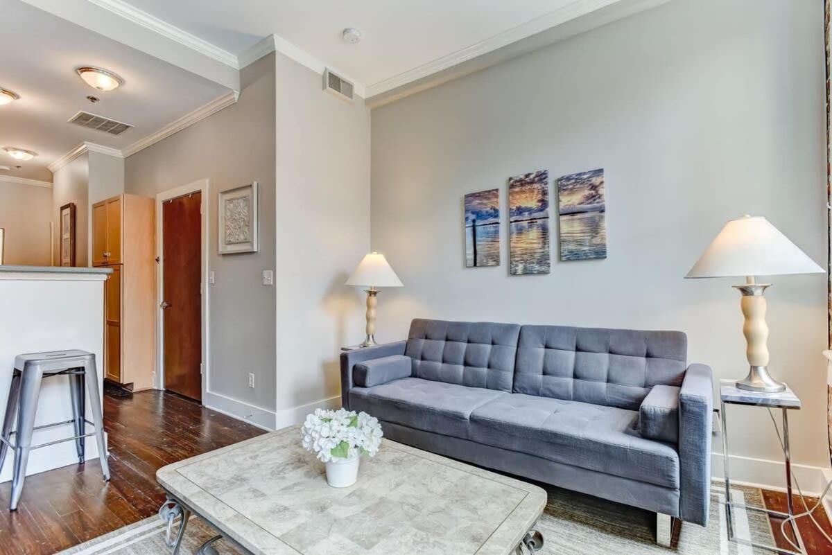 Loft Steps From River Street And Market Apartment *