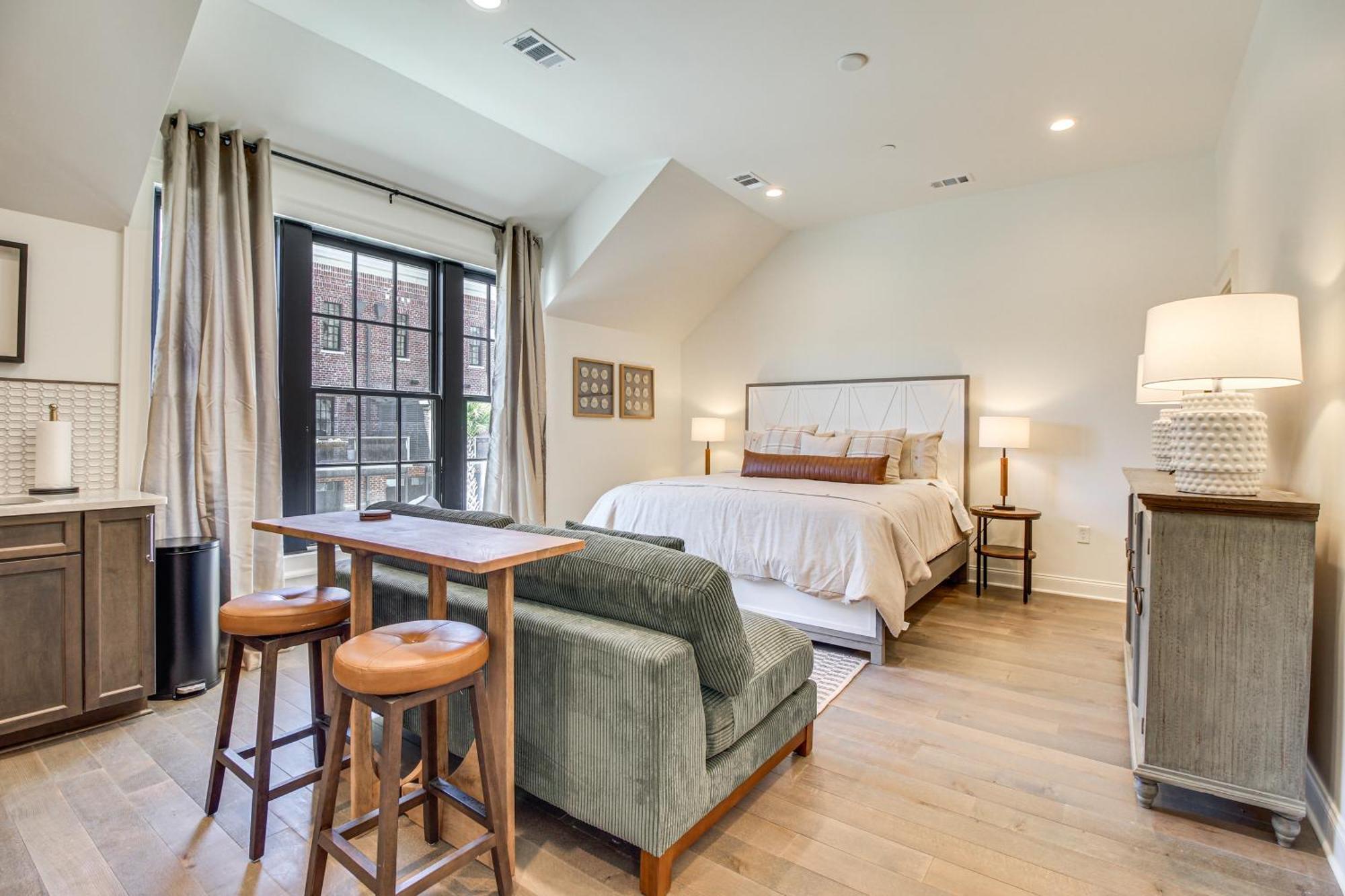 Lovely 1 Mi To Historic District! Apartment
