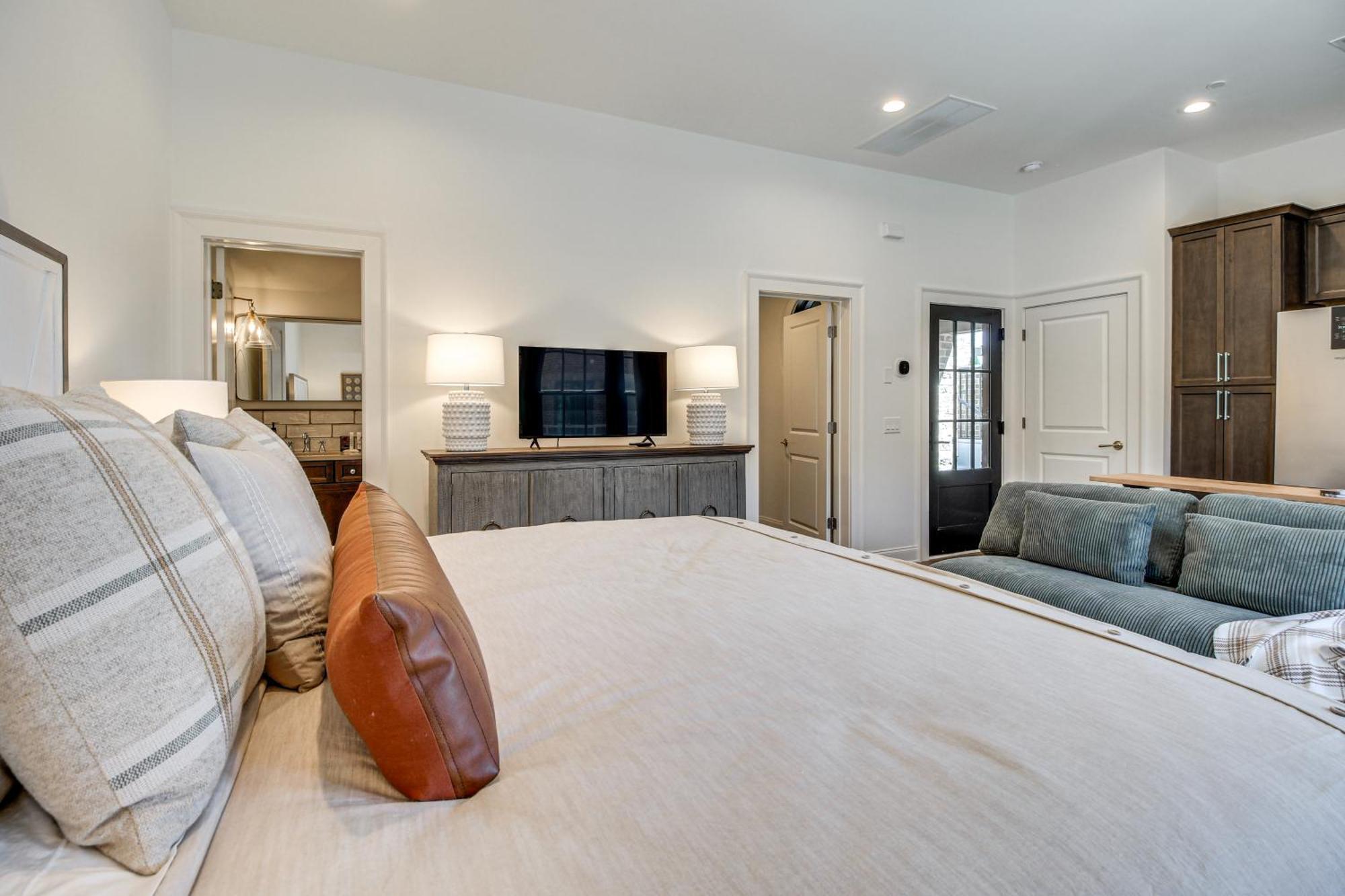 Lovely 1 Mi To Historic District! Apartment *