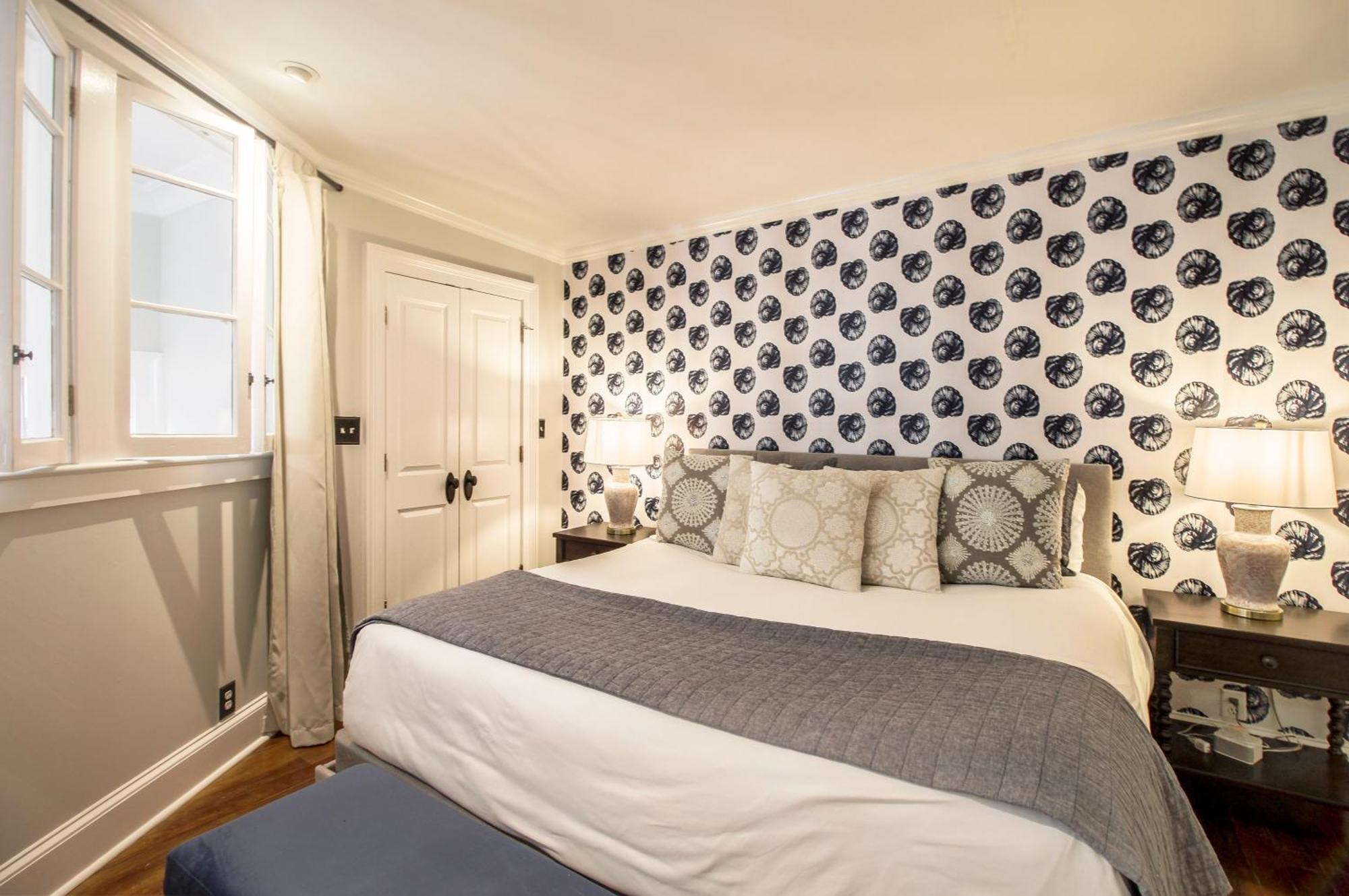 Walk To It In Downtown, Double King Beds Apartment *