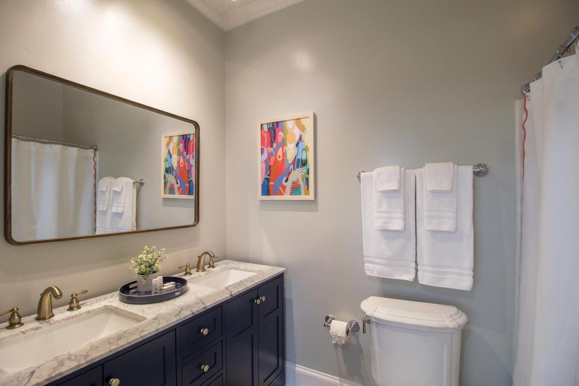 Walk To It In Downtown, Double King Beds * Savannah