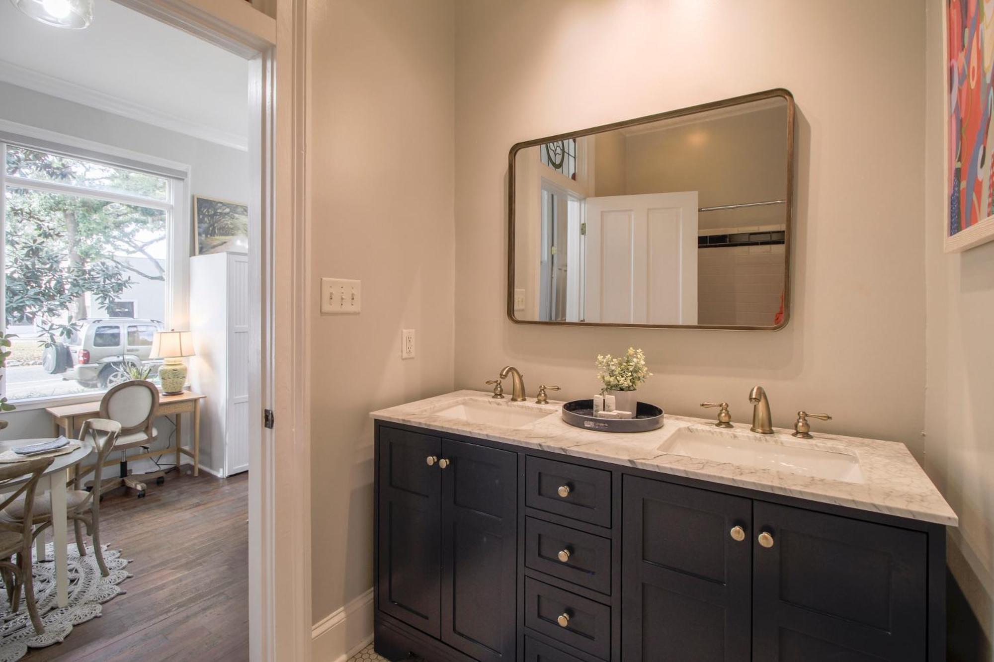 Walk To It In Downtown, Double King Beds Apartment