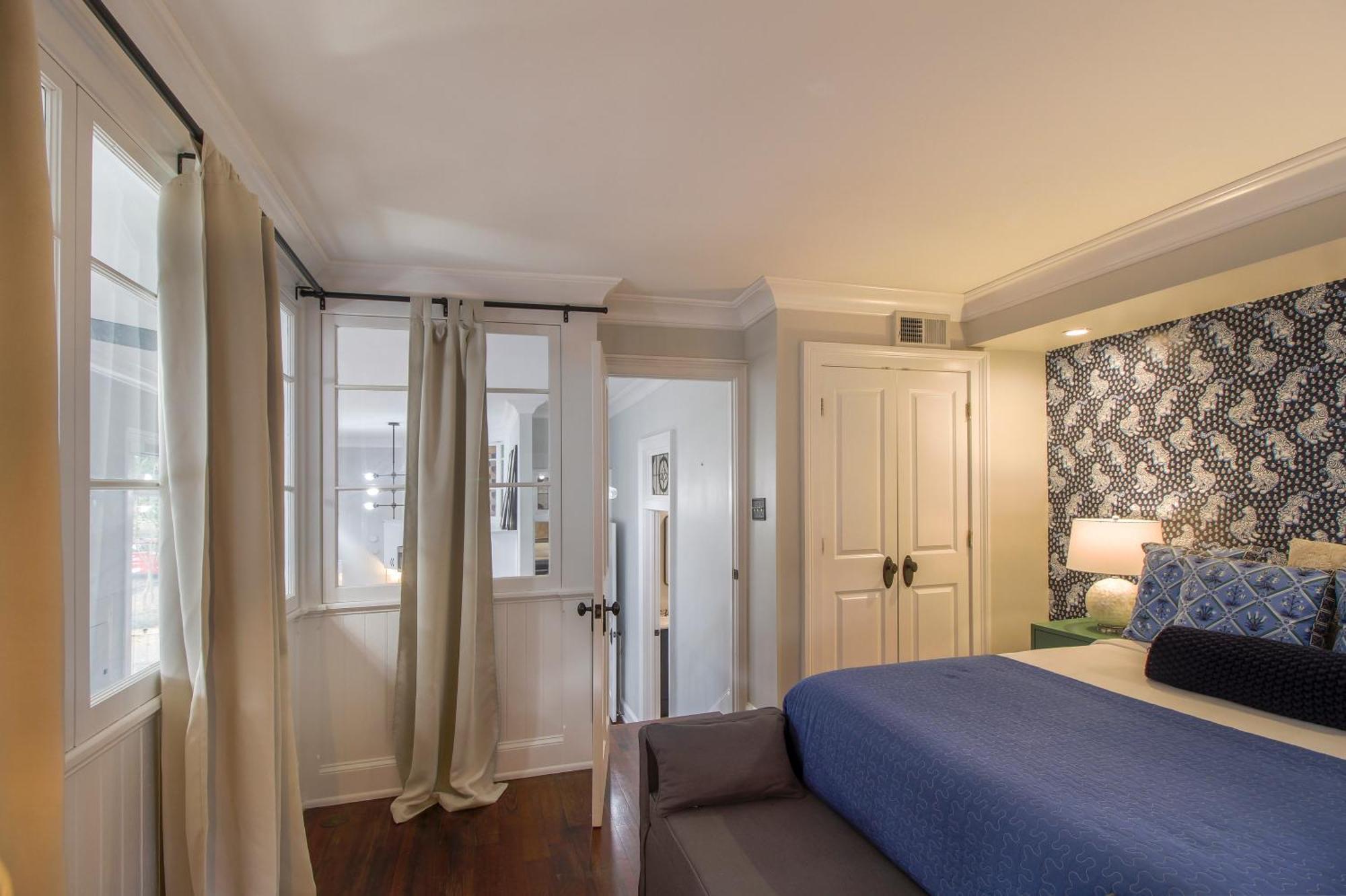 Walk To It In Downtown, Double King Beds Apartment *