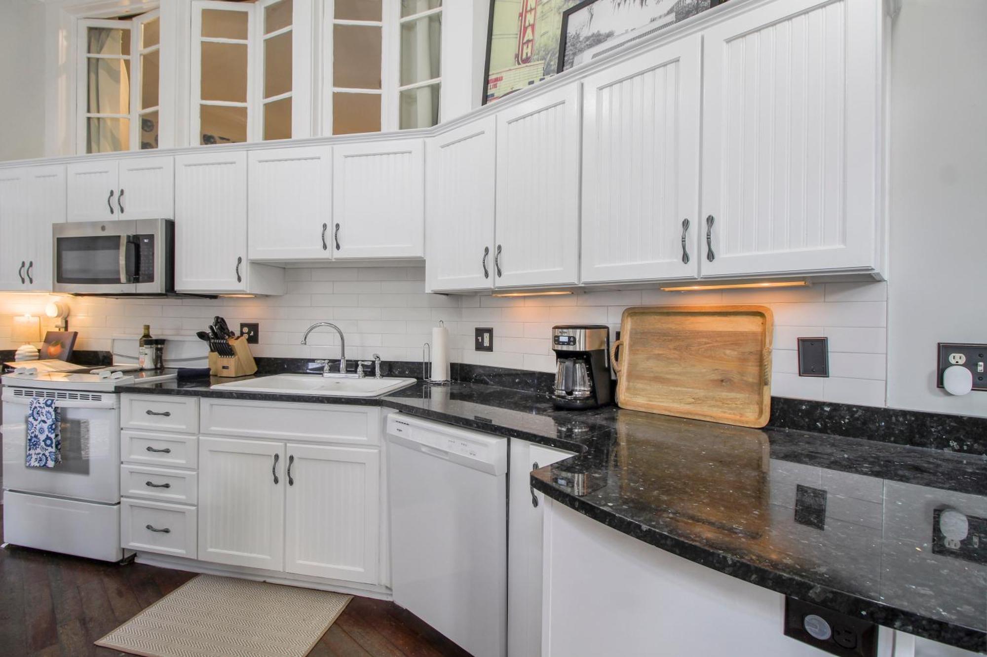 Apartment Walk To It In Downtown, Double King Beds Savannah