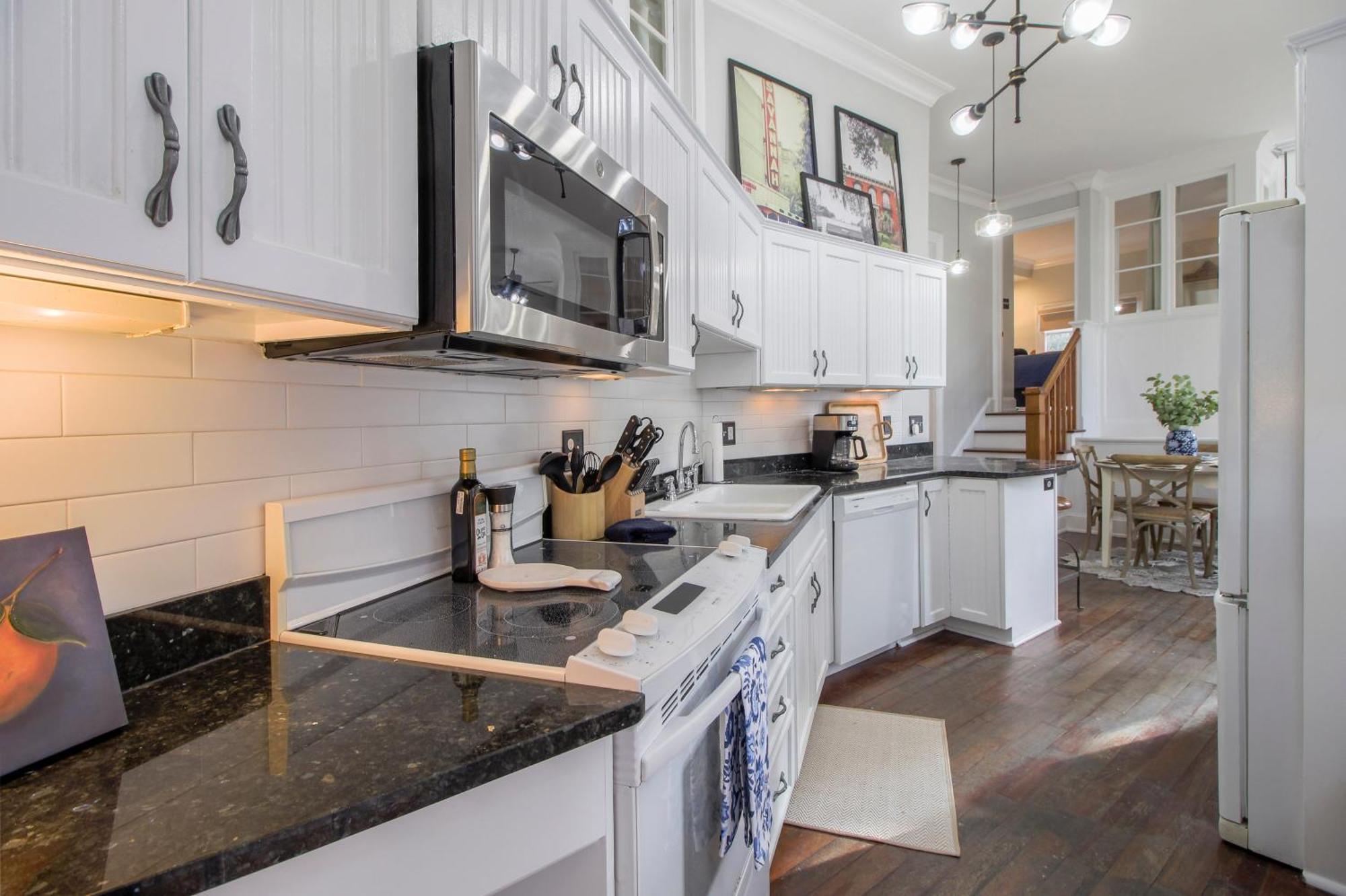 Walk To It In Downtown, Double King Beds * Savannah