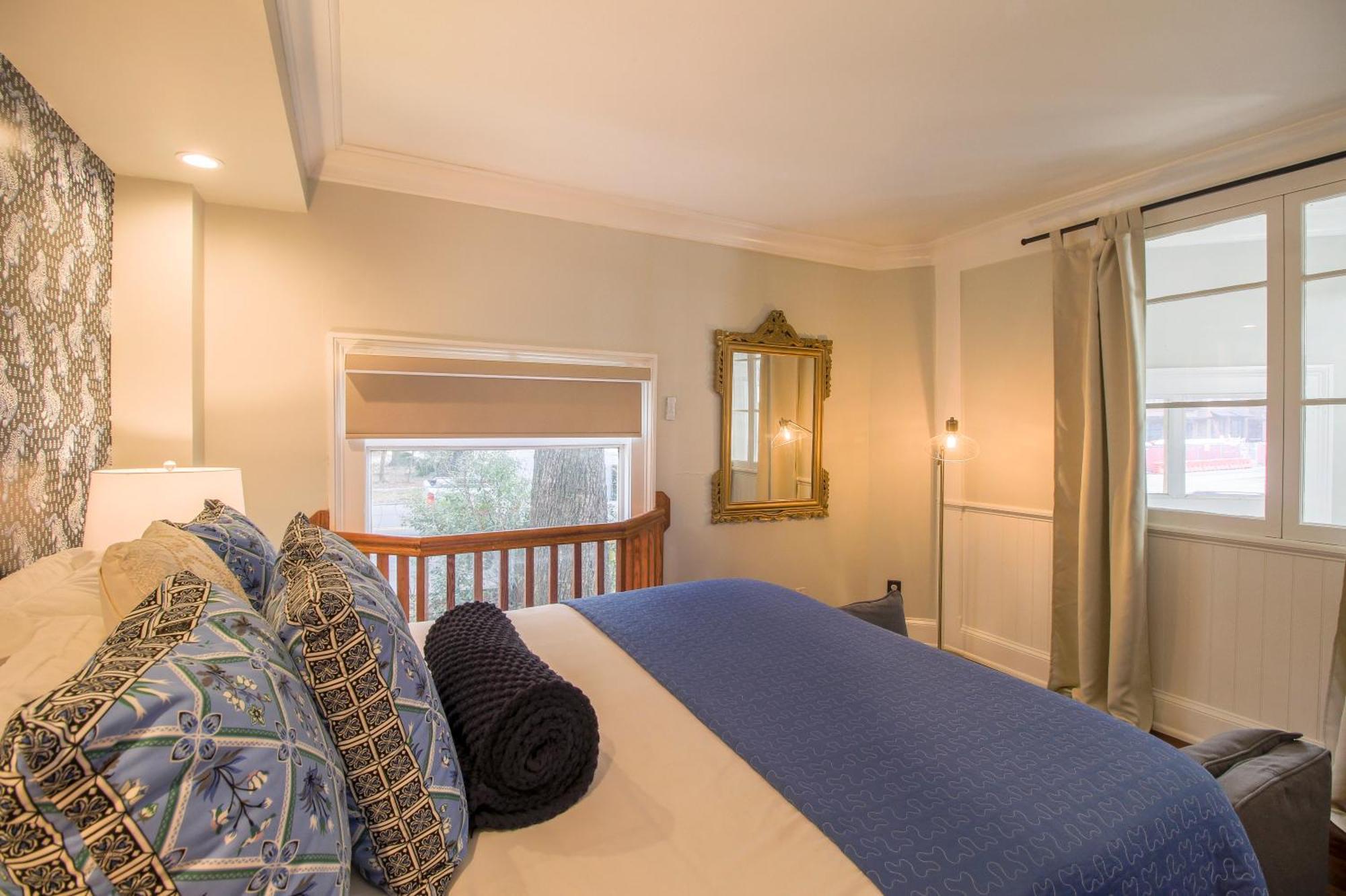 Apartment Walk To It In Downtown, Double King Beds
