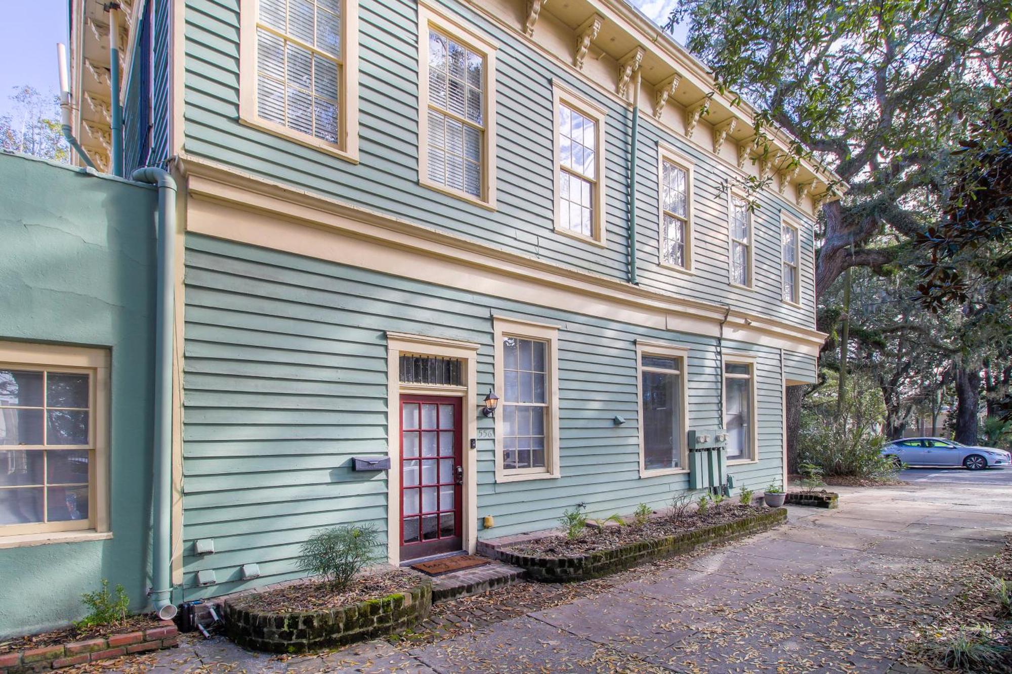 Apartment Walk To It In Downtown, Double King Beds *
