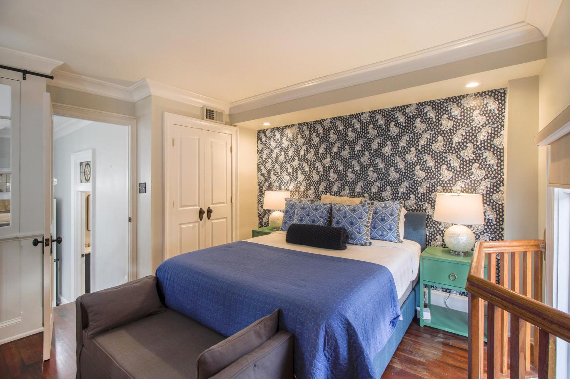 Walk To It In Downtown, Double King Beds Apartment Savannah
