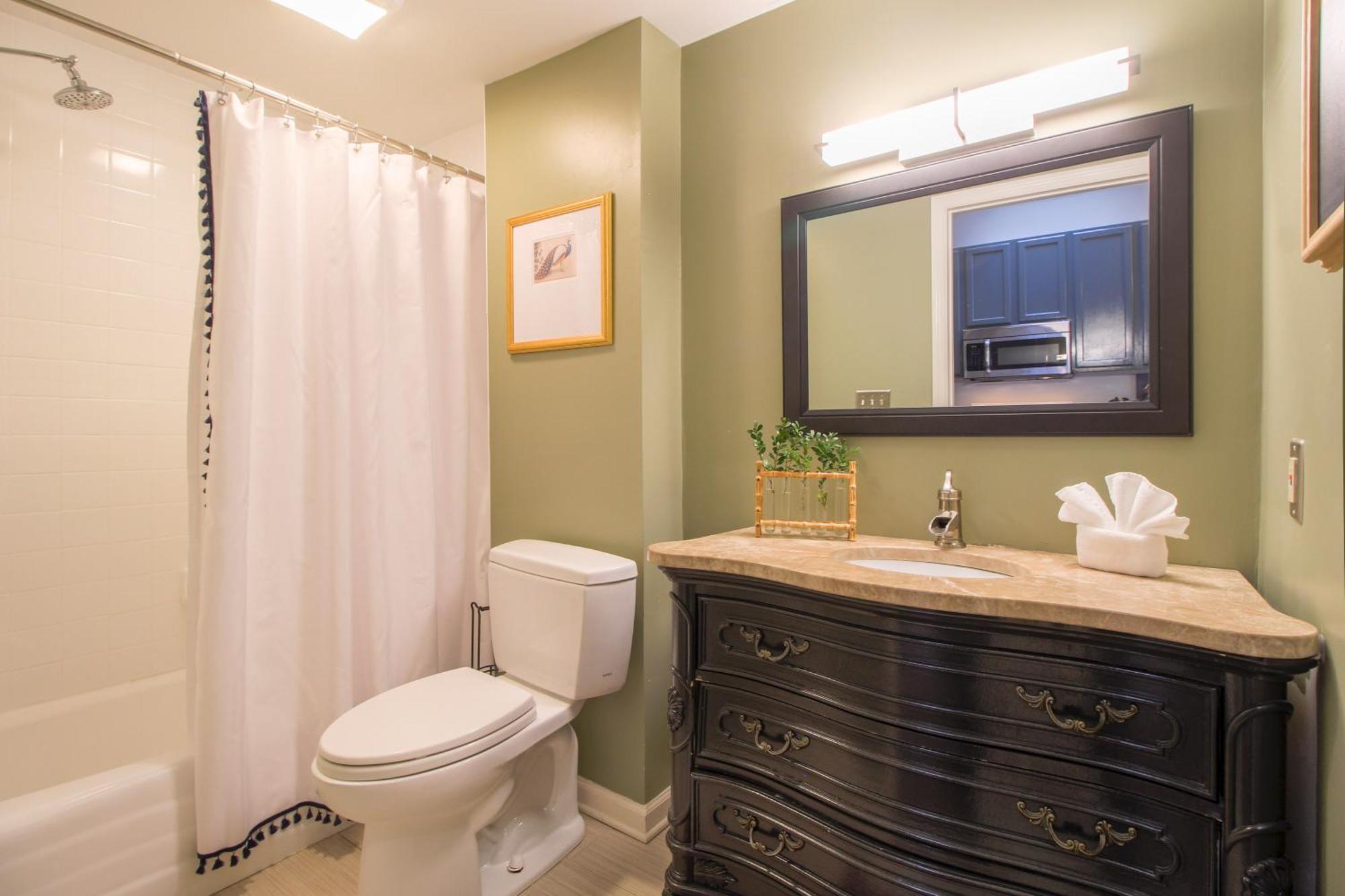Private Patio Retreat In Charming Downtown Apartment Savannah