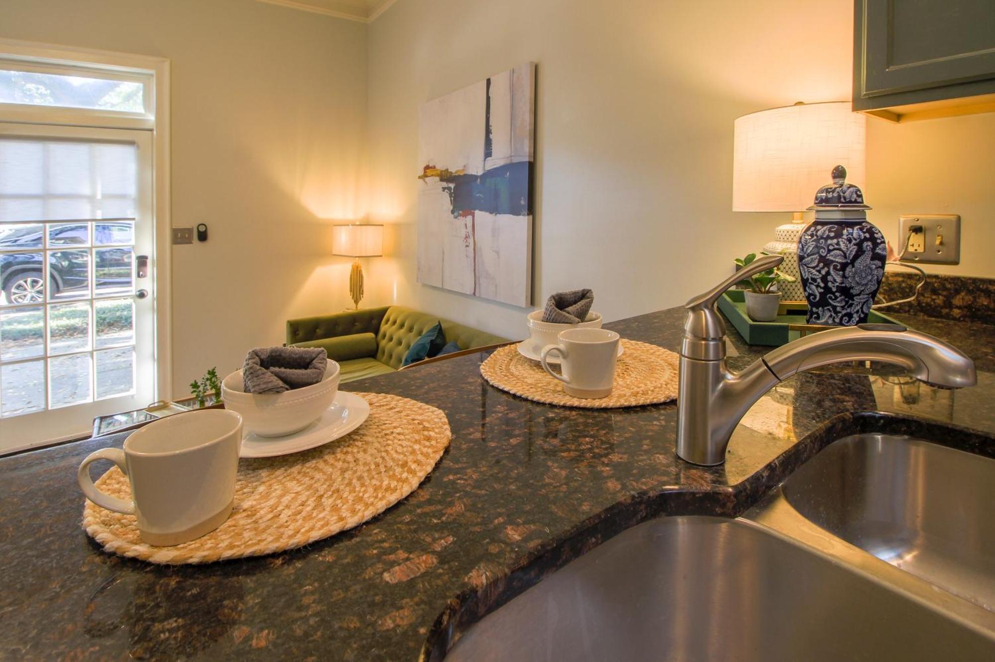 Apartment Private Patio Retreat In Charming Downtown
