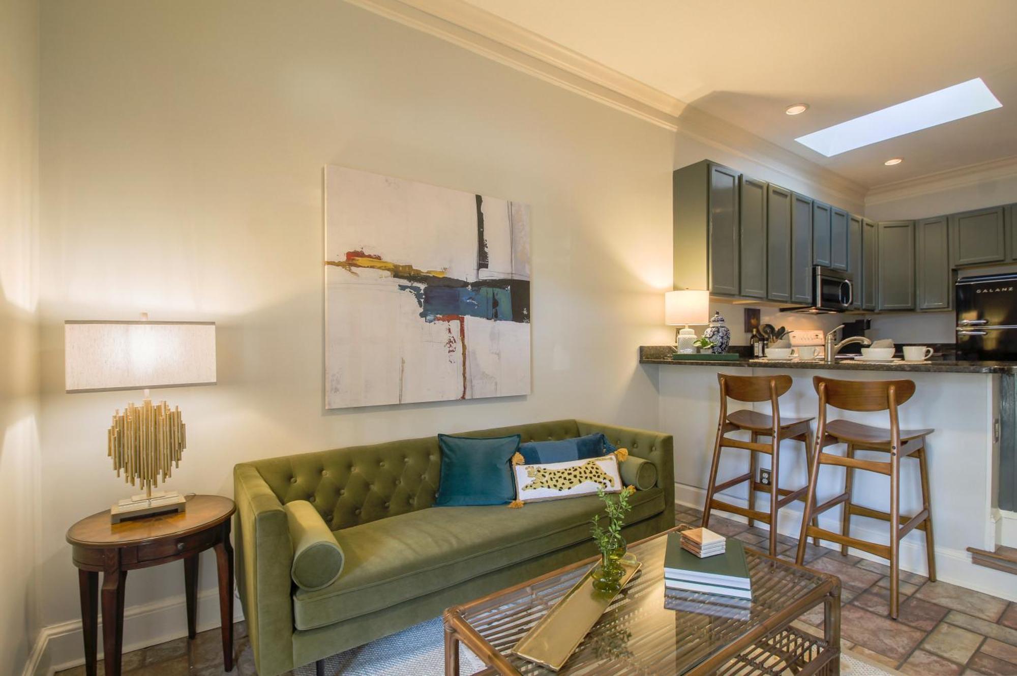 Private Patio Retreat In Charming Downtown