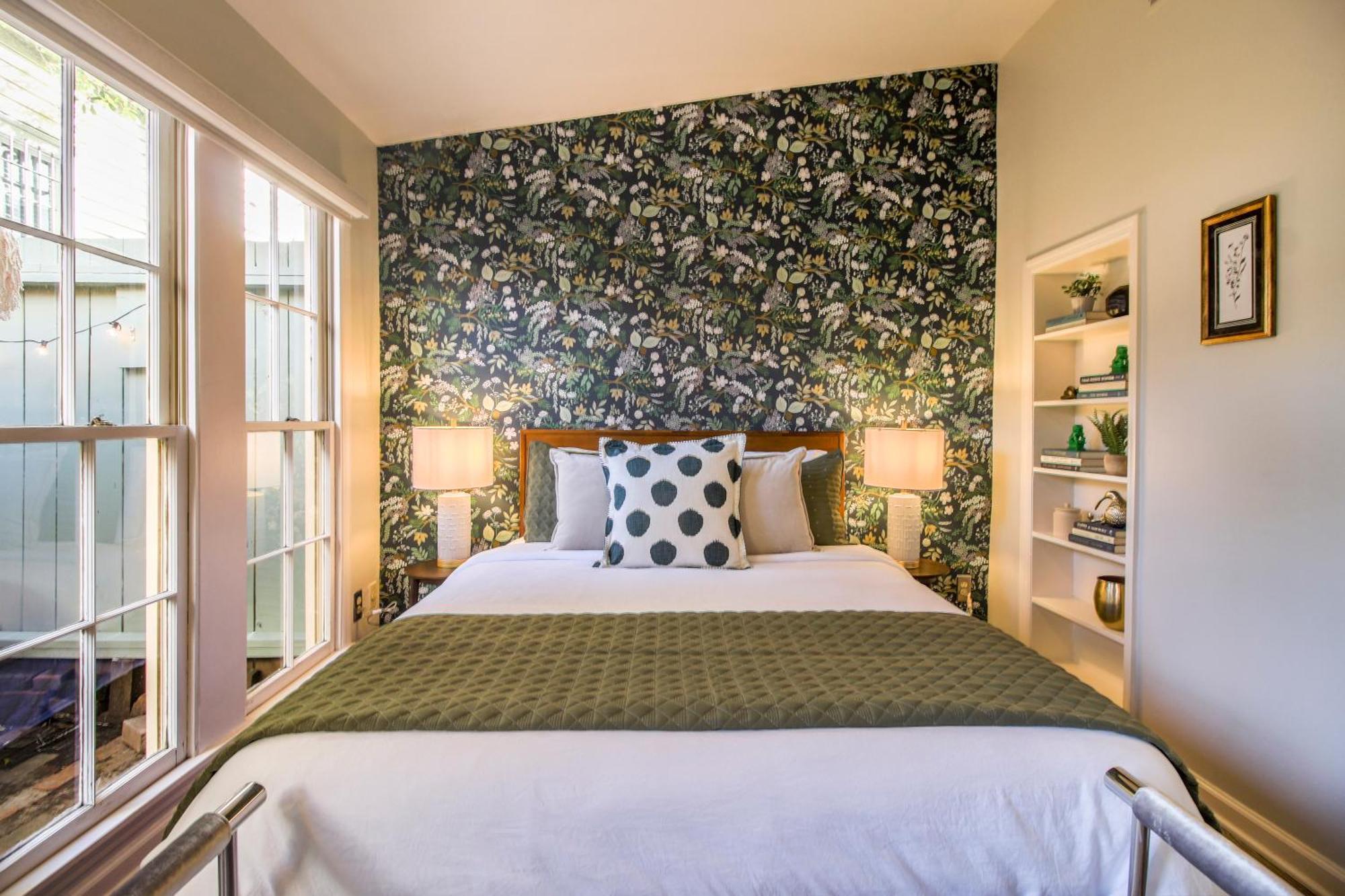 Private Patio Retreat In Charming Downtown *
