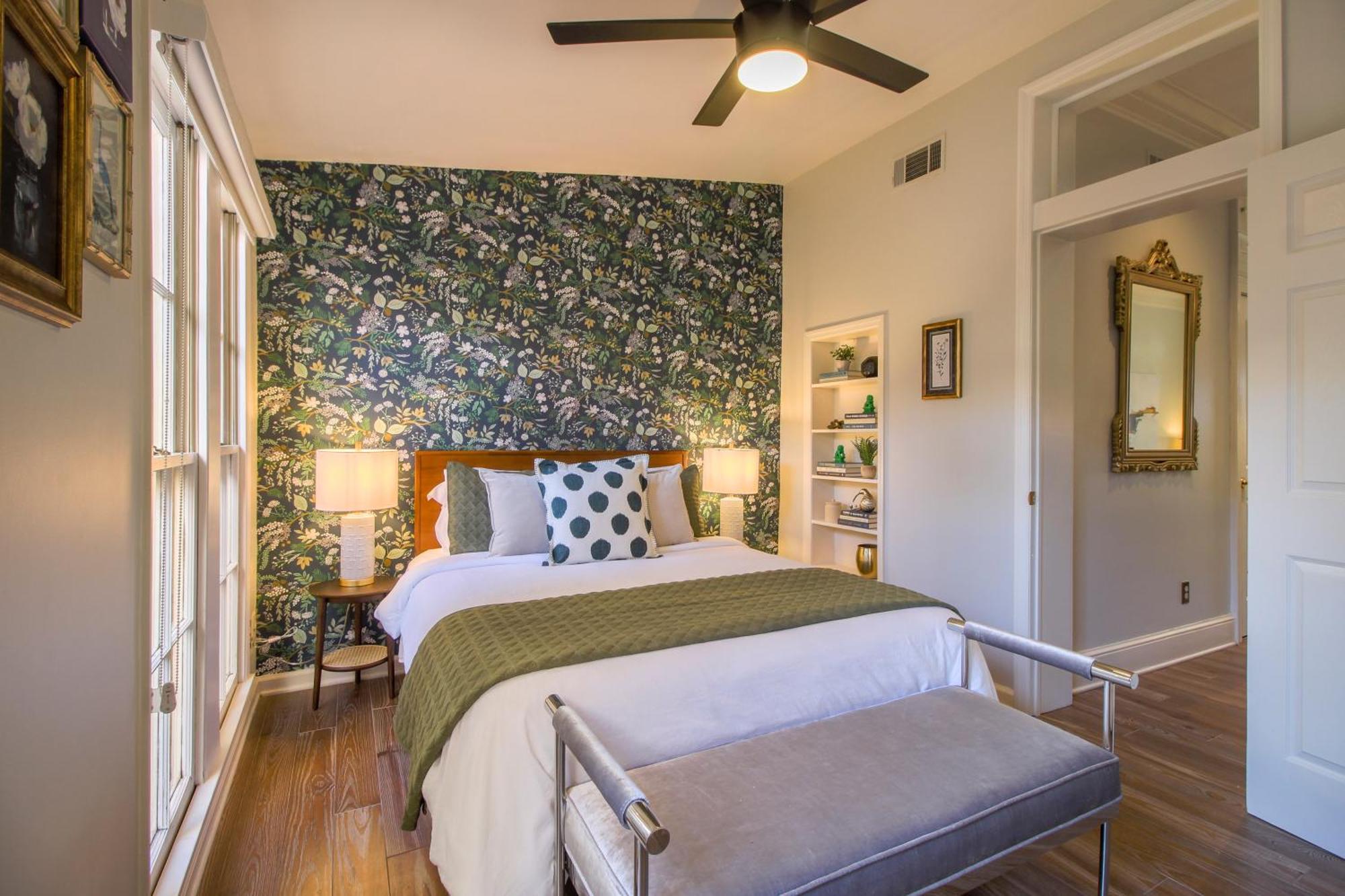 Private Patio Retreat In Charming Downtown