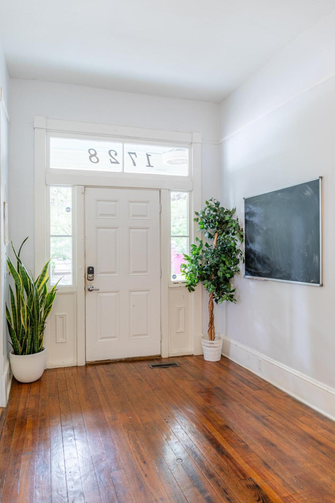 Charming In The Heart Of 2 Savannah