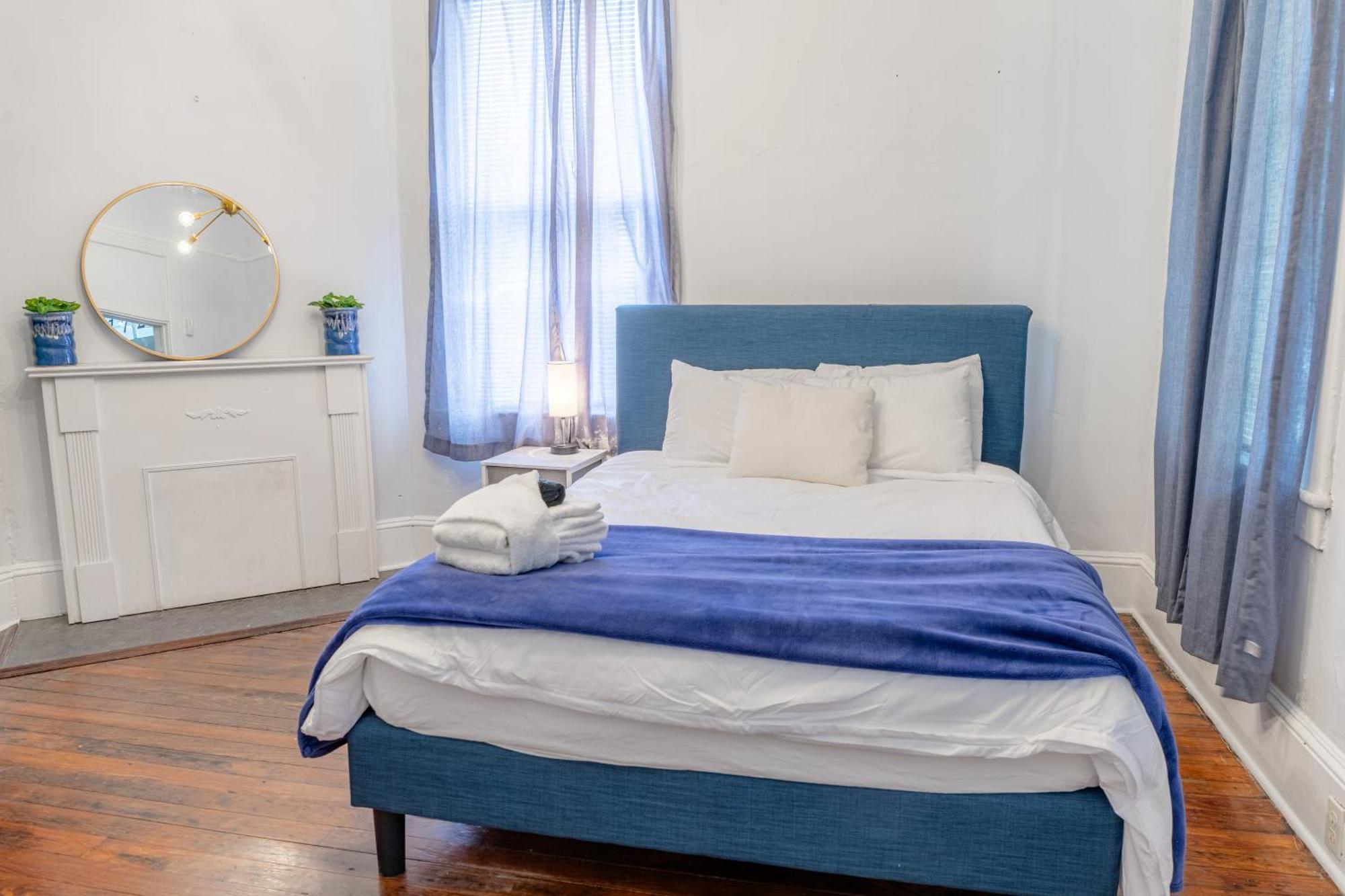 Charming In The Heart Of 2 Apartment Savannah
