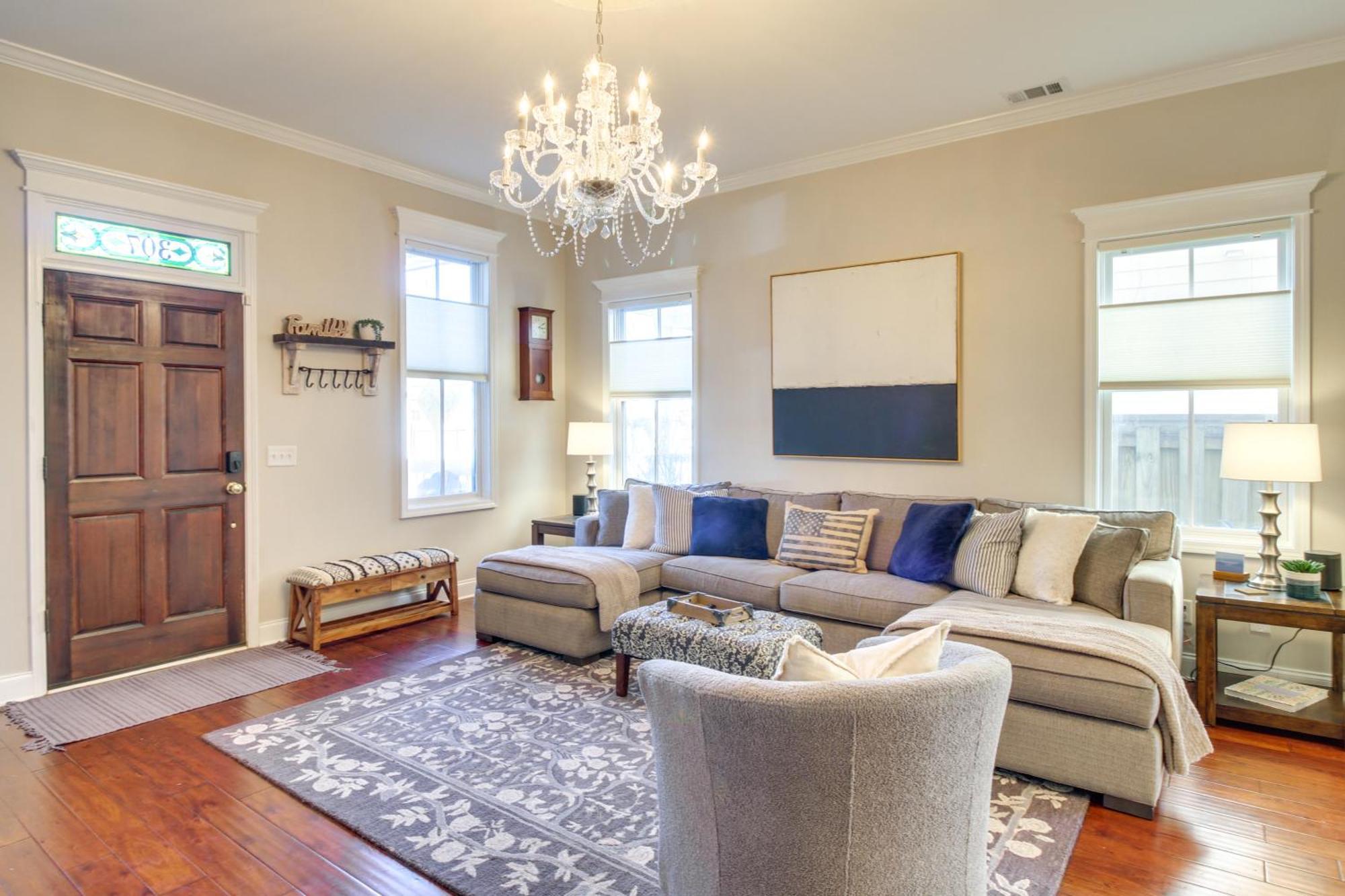 Chic Thomas Square In Walkable Location! *
