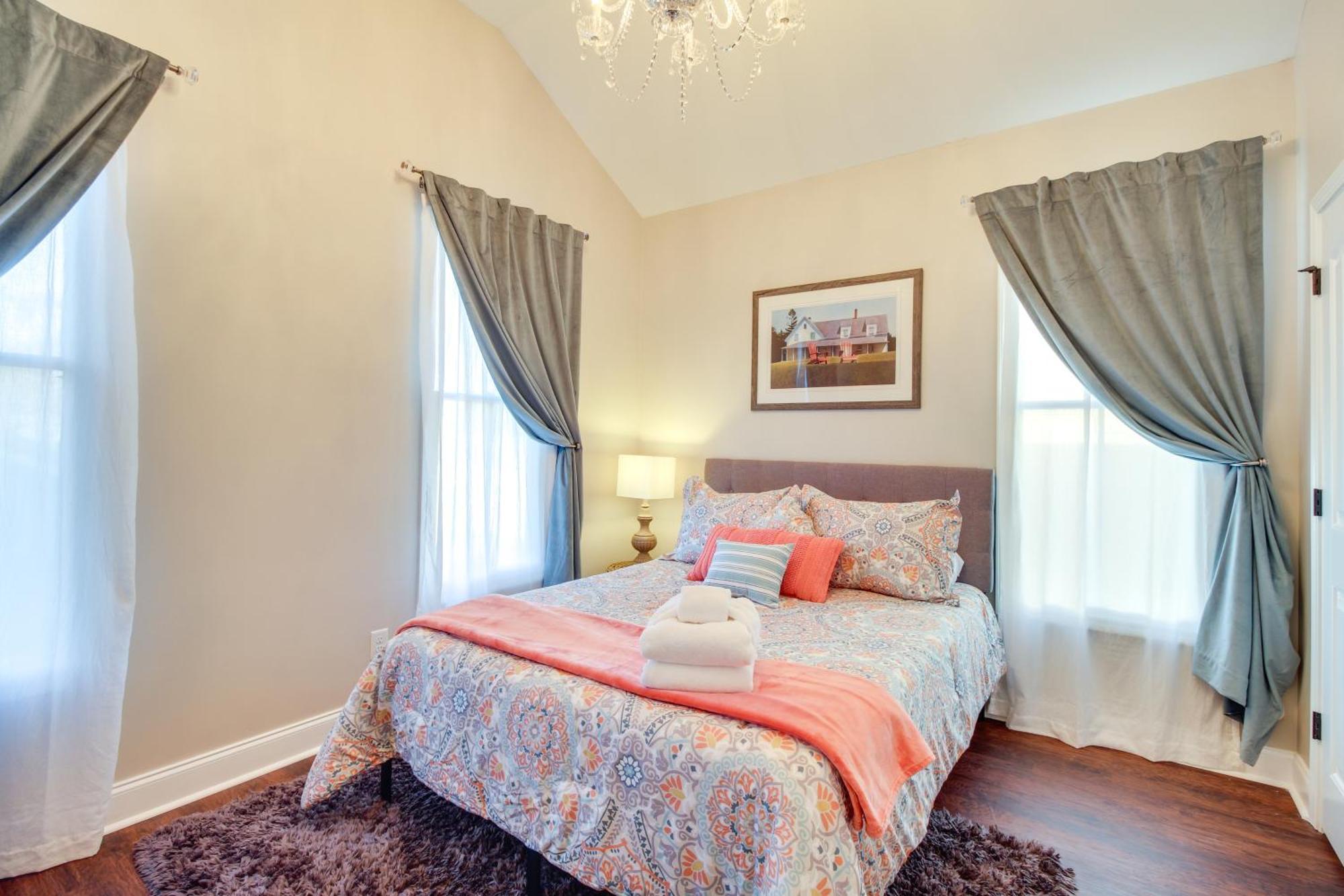 Chic Thomas Square In Walkable Location! *