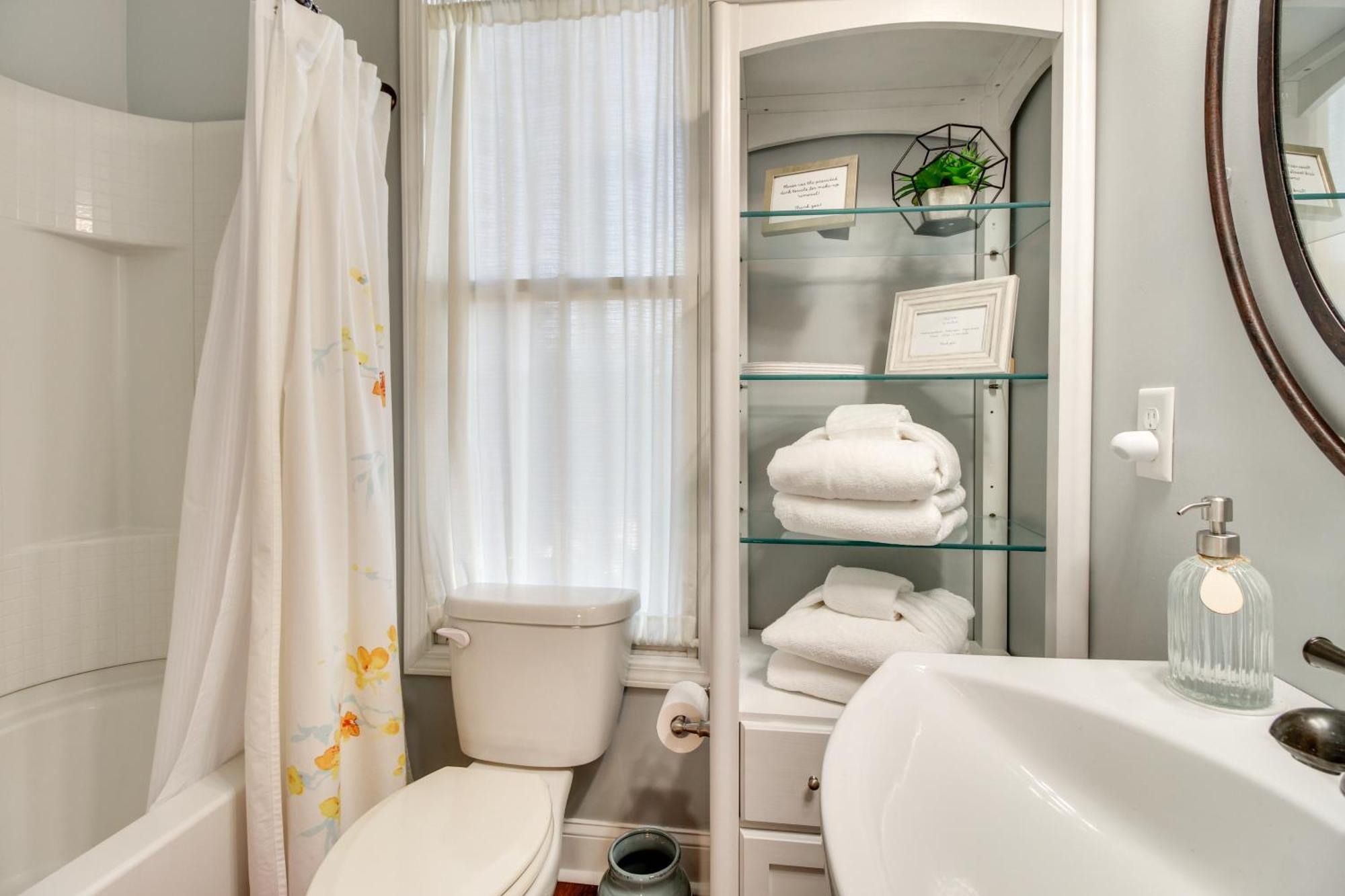Chic Thomas Square In Walkable Location! Holiday home
