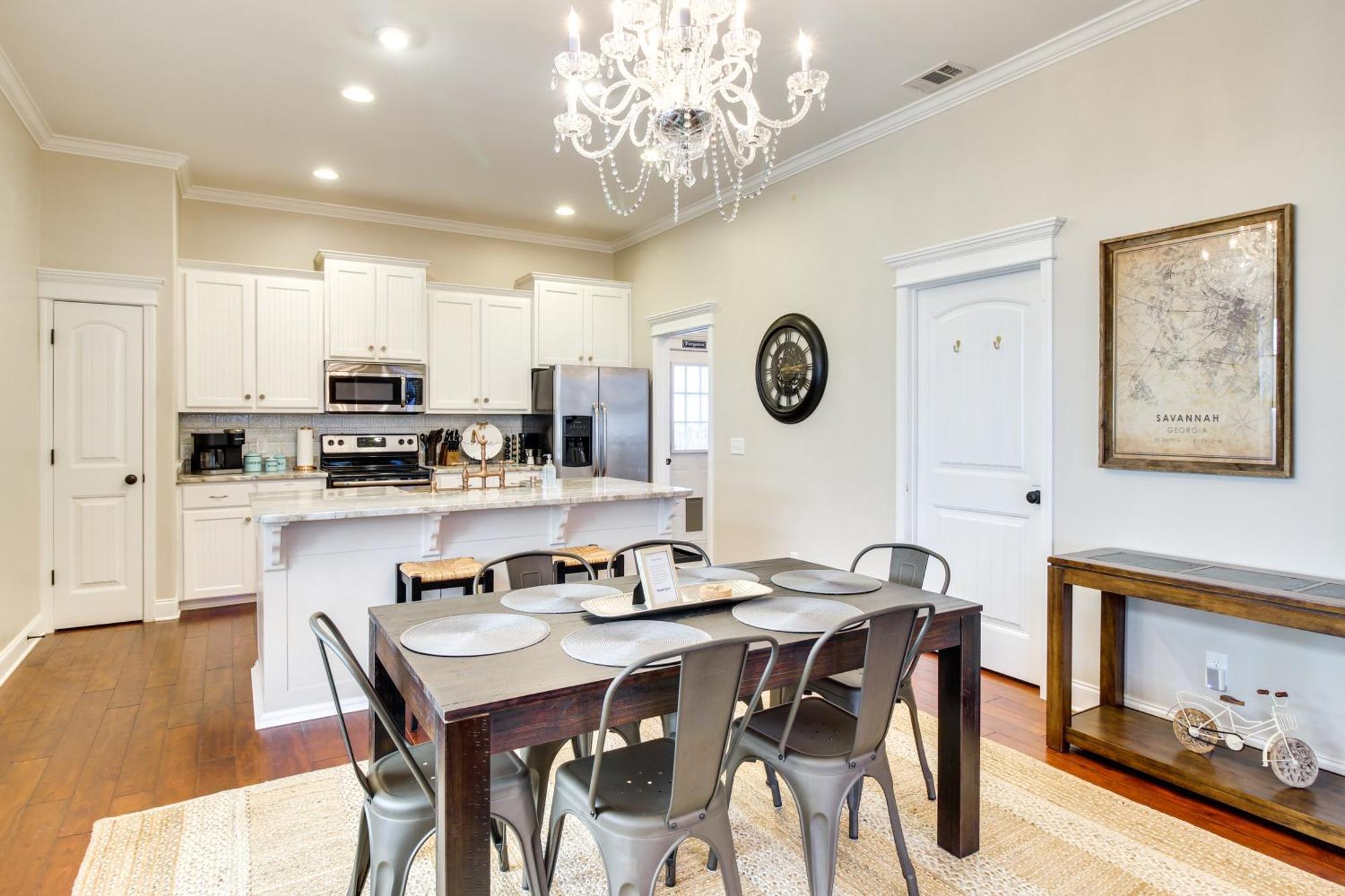 Chic Thomas Square In Walkable Location!