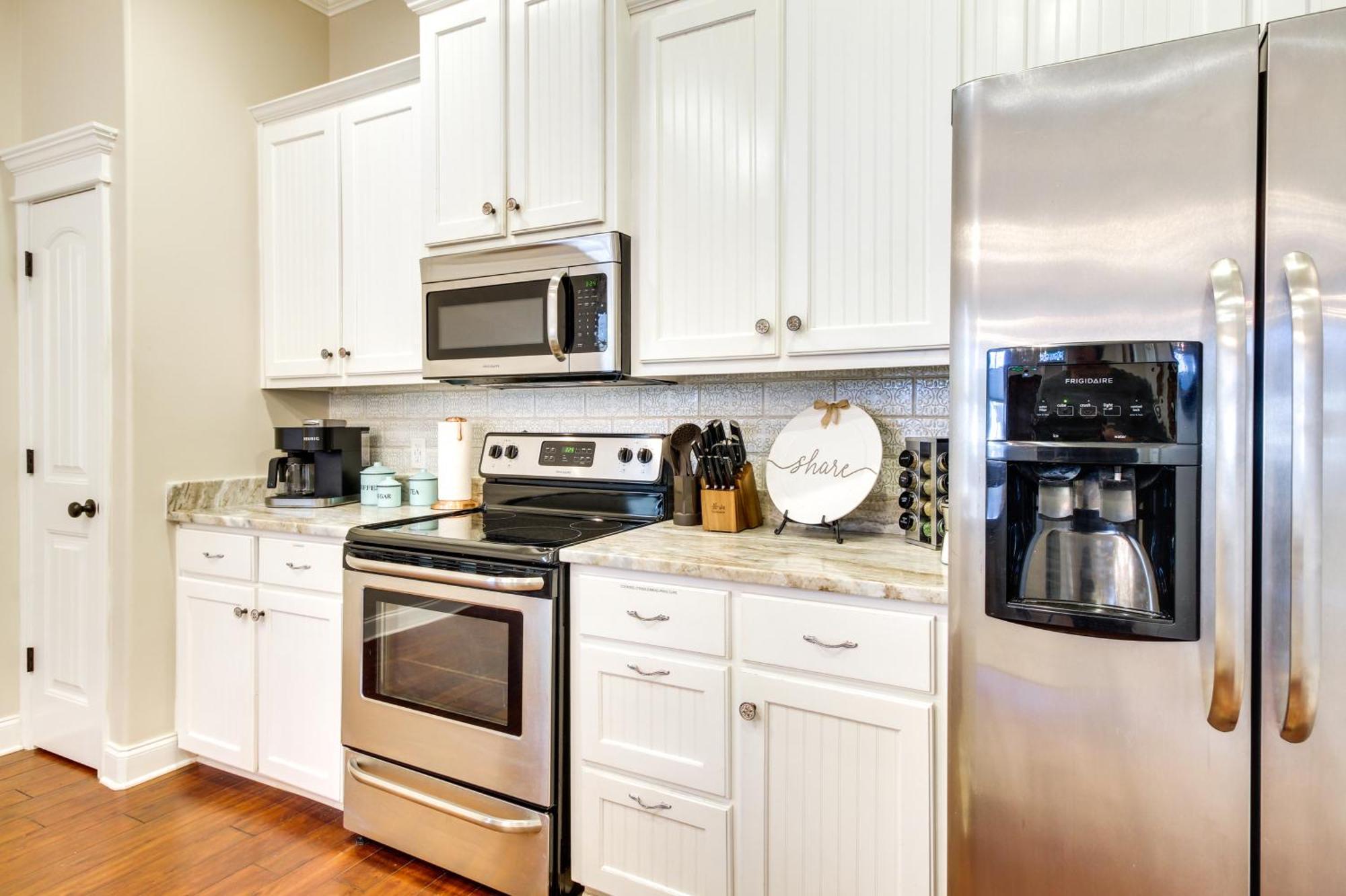 Chic Thomas Square In Walkable Location! Savannah
